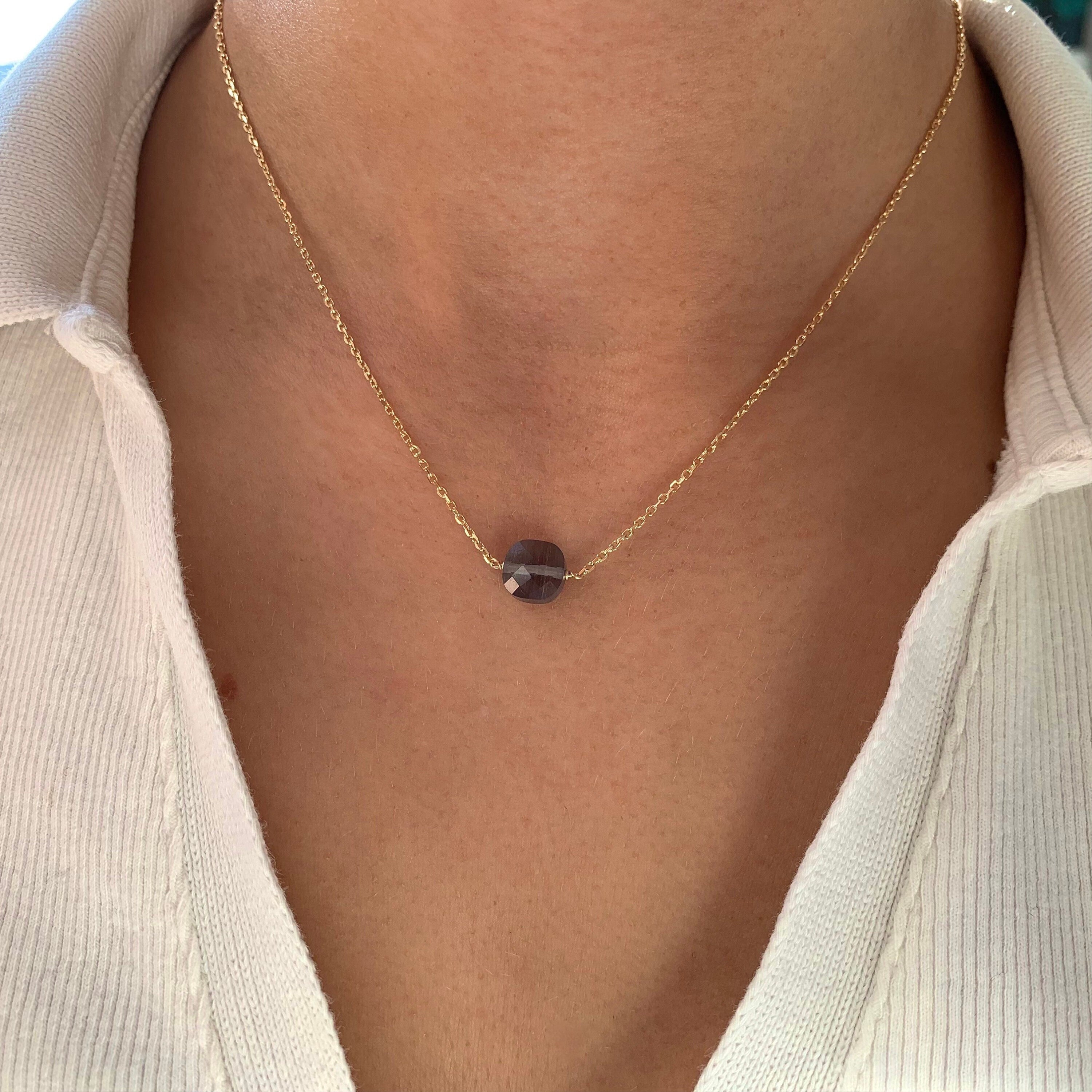 Collier plaqué or fin pendentif pierre naturelle Cristal gris mauve / Collier femme minimaliste chaine fine / Cadeau femme