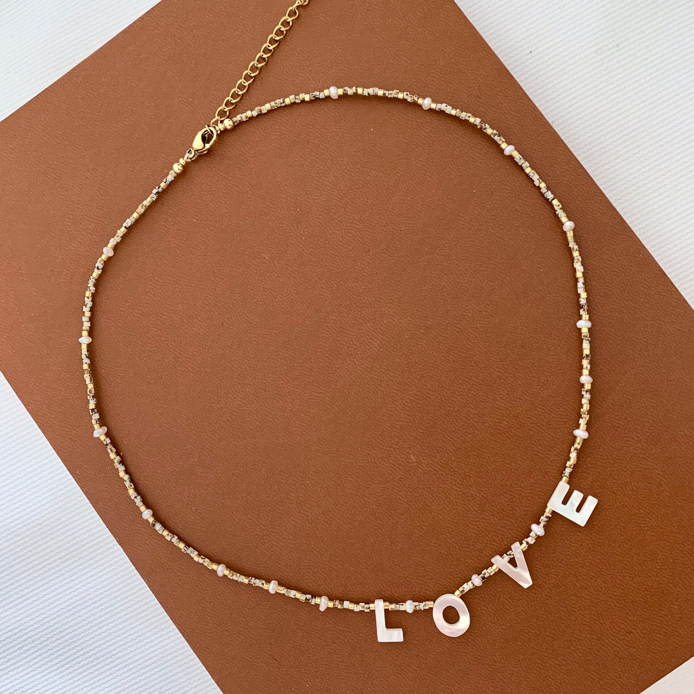 Collier pierre naturelle LOVE nacre / Collier femme perles pendentif rond acier inoxydable