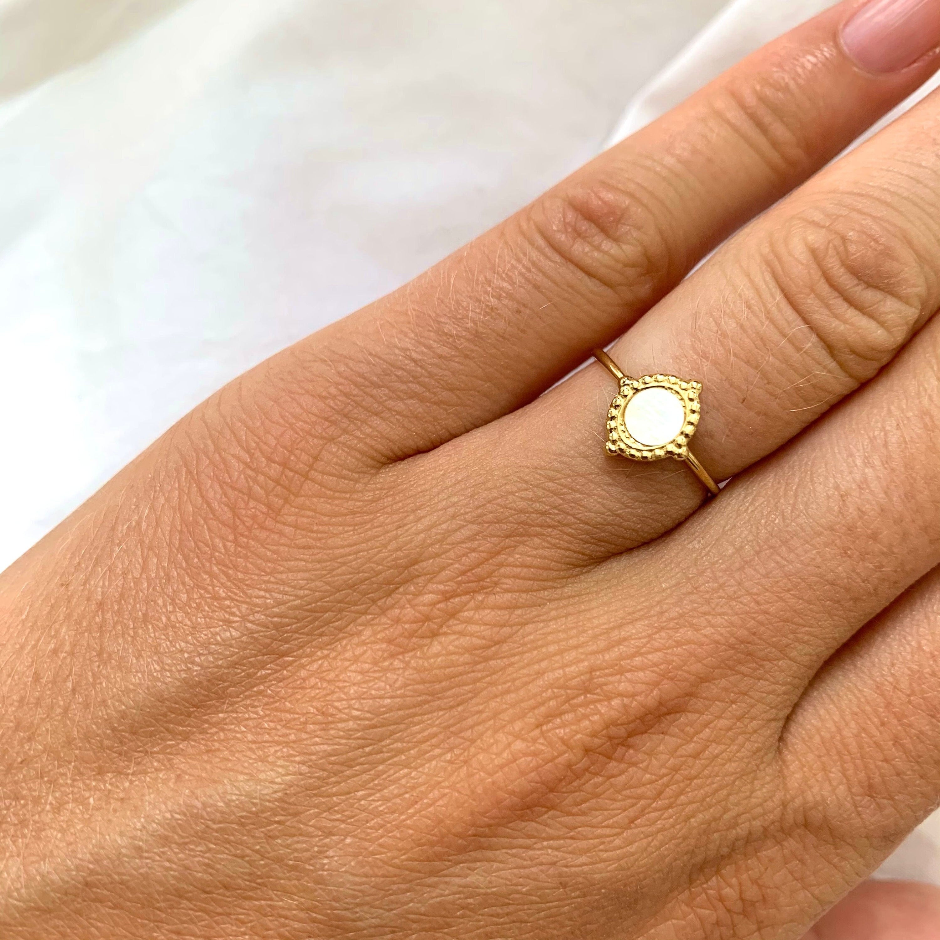 Bague femme acier inoxydable moderne pierre naturelle nacre blanche / bague fine réglable dorée water resistant