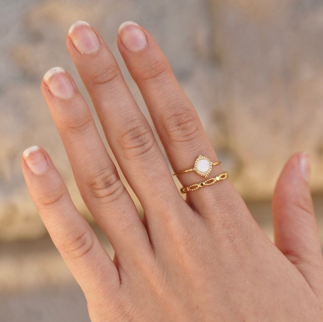 Bague femme acier inoxydable moderne pierre naturelle nacre blanche / bague fine réglable dorée water resistant