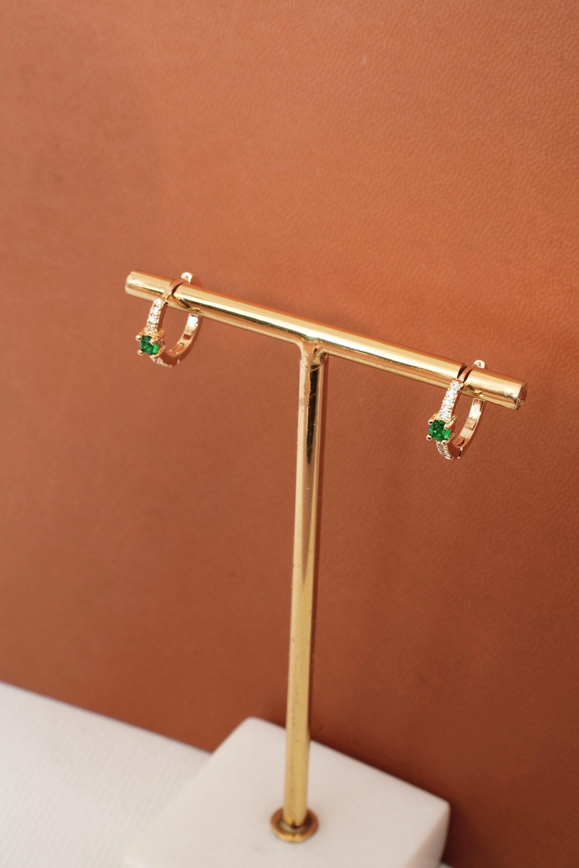 Boucles d'oreilles plaqué or petites créoles anneaux serti pierre vert émeraude et zircons brilliants