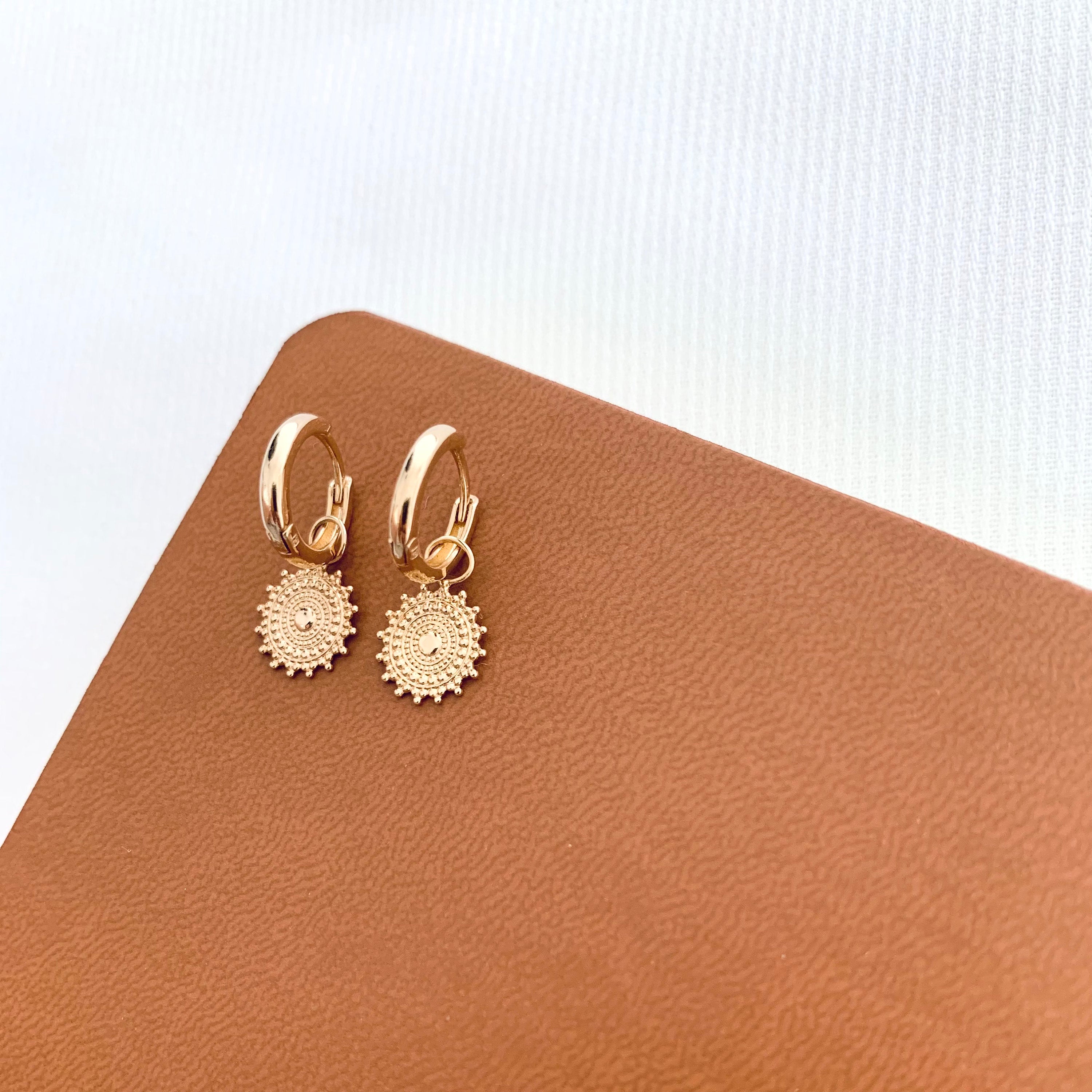 Boucles d'oreilles plaqué or pendentif rond soleil / Boucles d'oreilles pendantes / Dormeuses