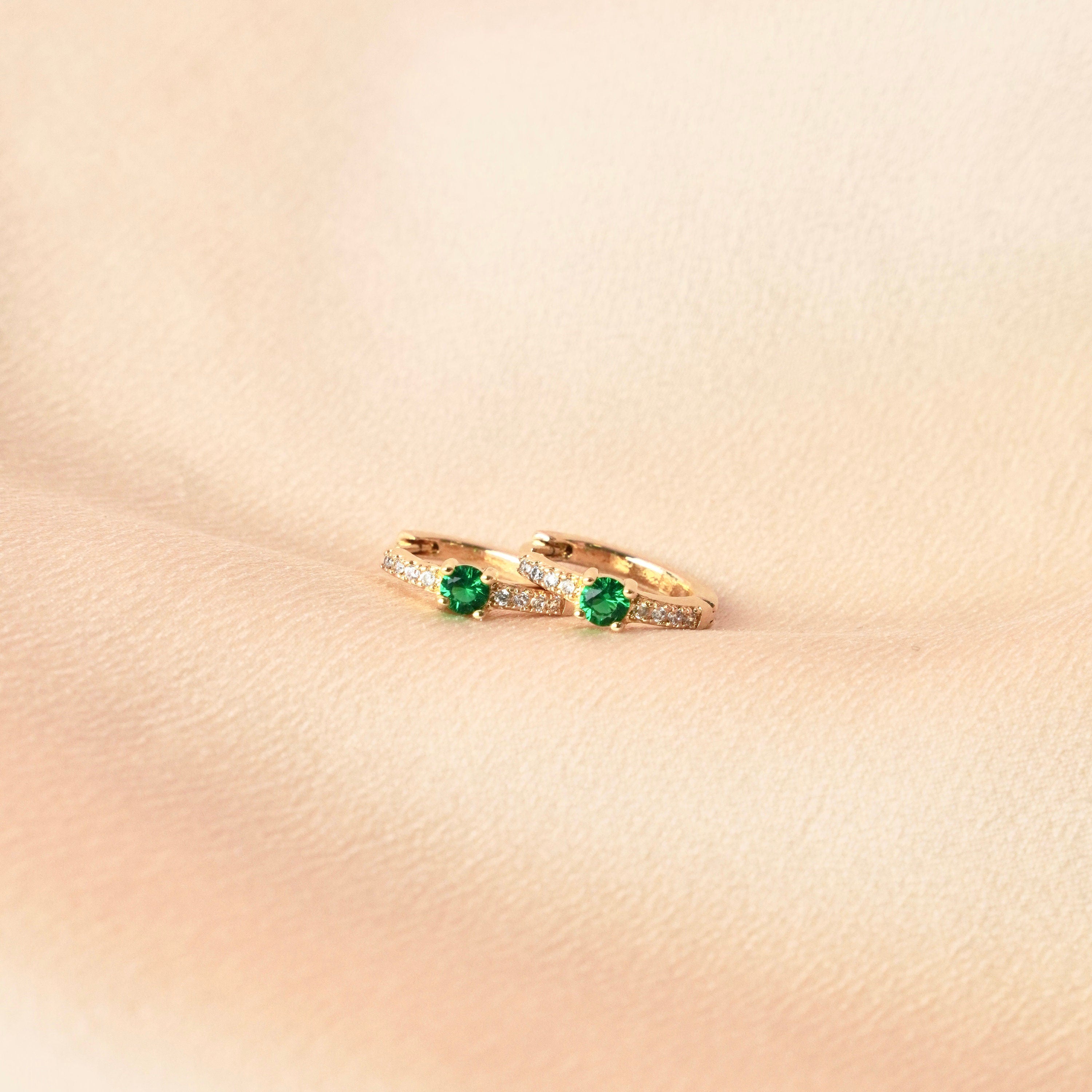 Boucles d'oreilles plaqué or petites créoles anneaux serti pierre vert émeraude et zircons brilliants
