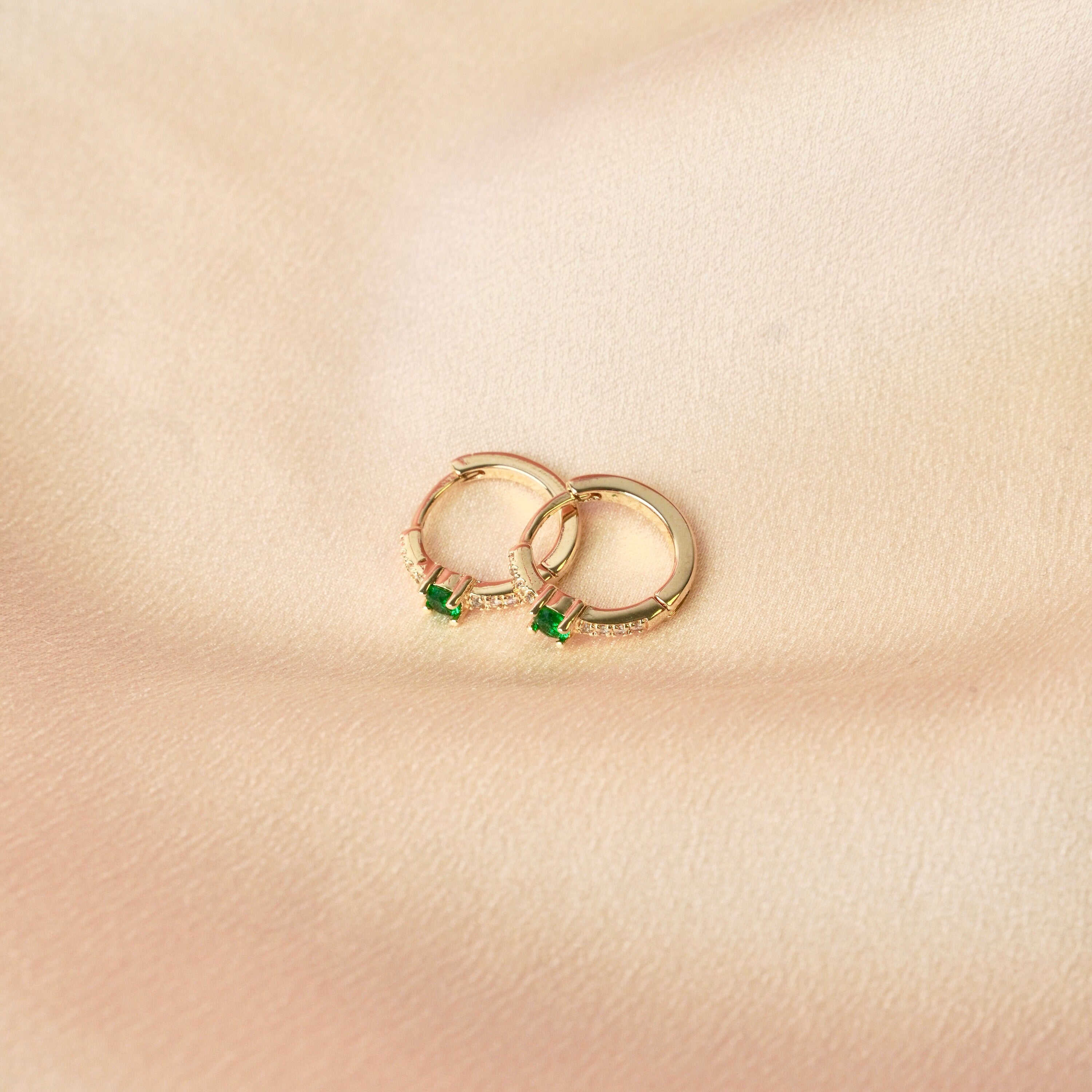 Boucles d'oreilles plaqué or petites créoles anneaux serti pierre vert émeraude et zircons brilliants