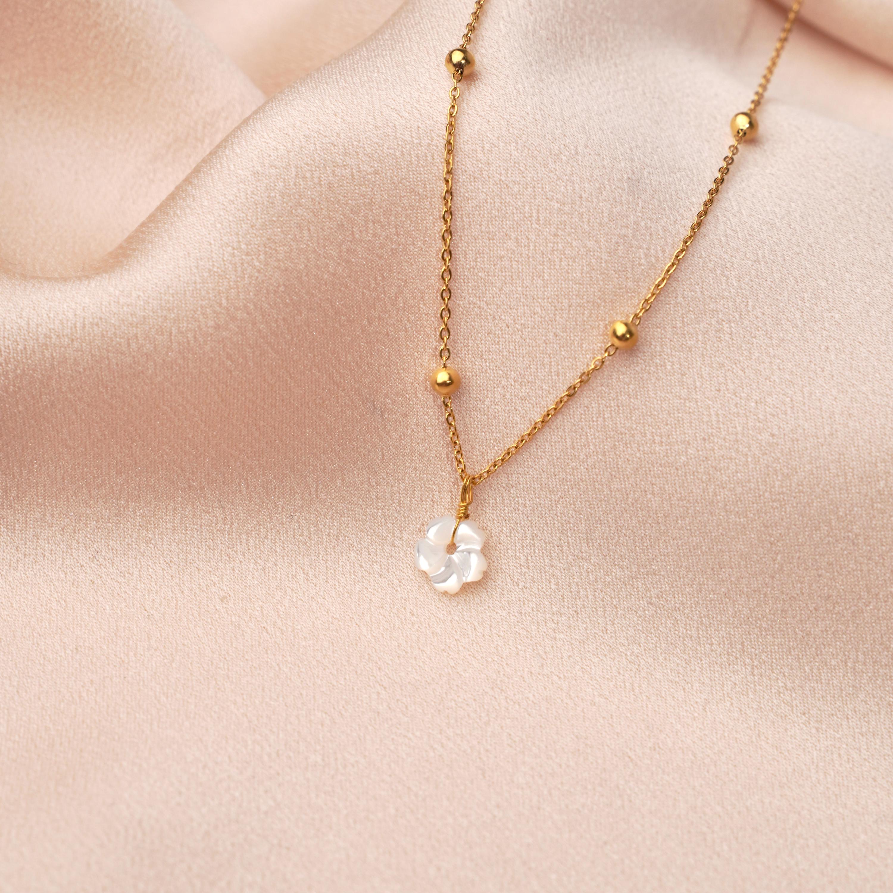 Collier acier inoxydable pendentif fleur en nacre blanche / Collier femme fin chaine