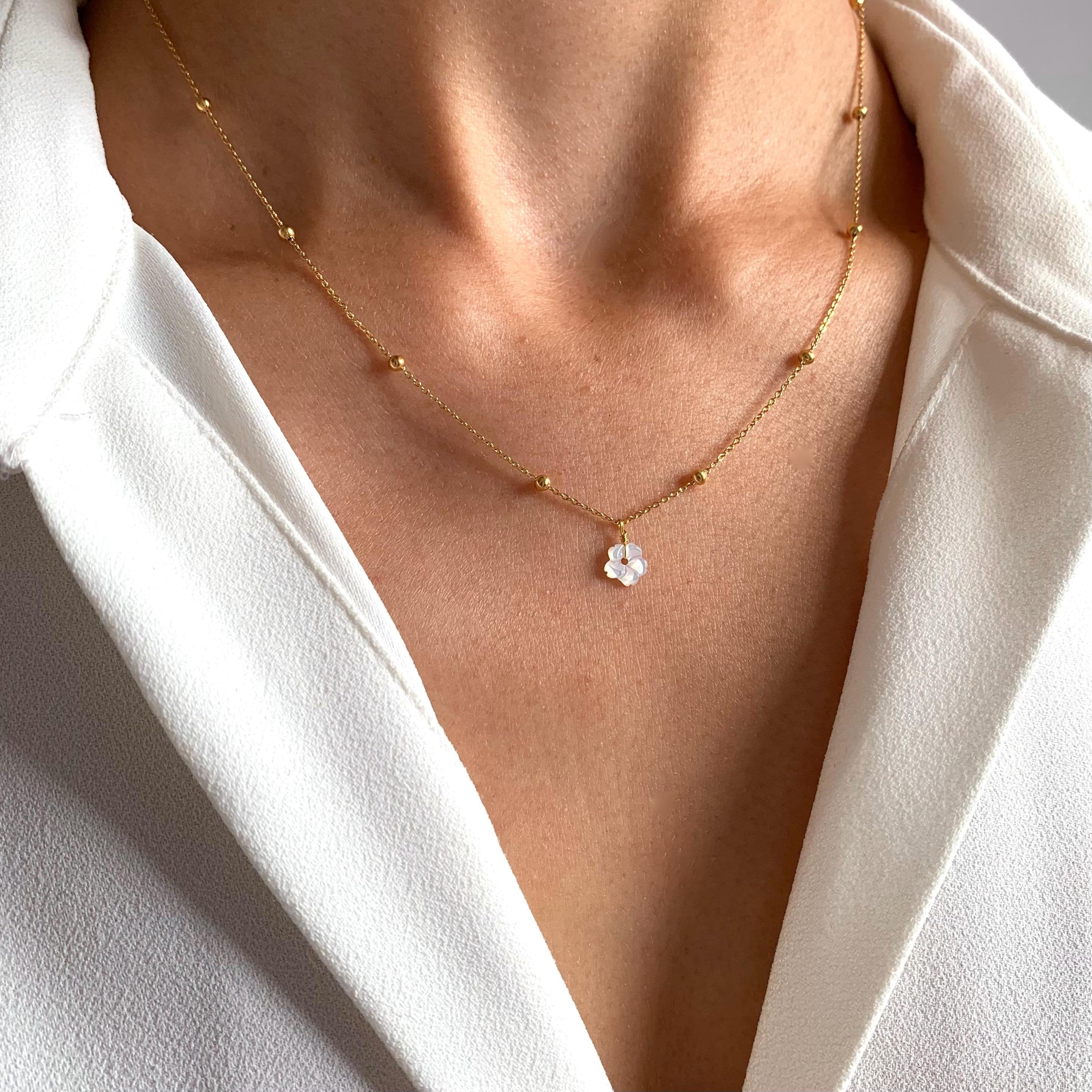 Collier acier inoxydable pendentif fleur en nacre blanche / Collier femme fin chaine