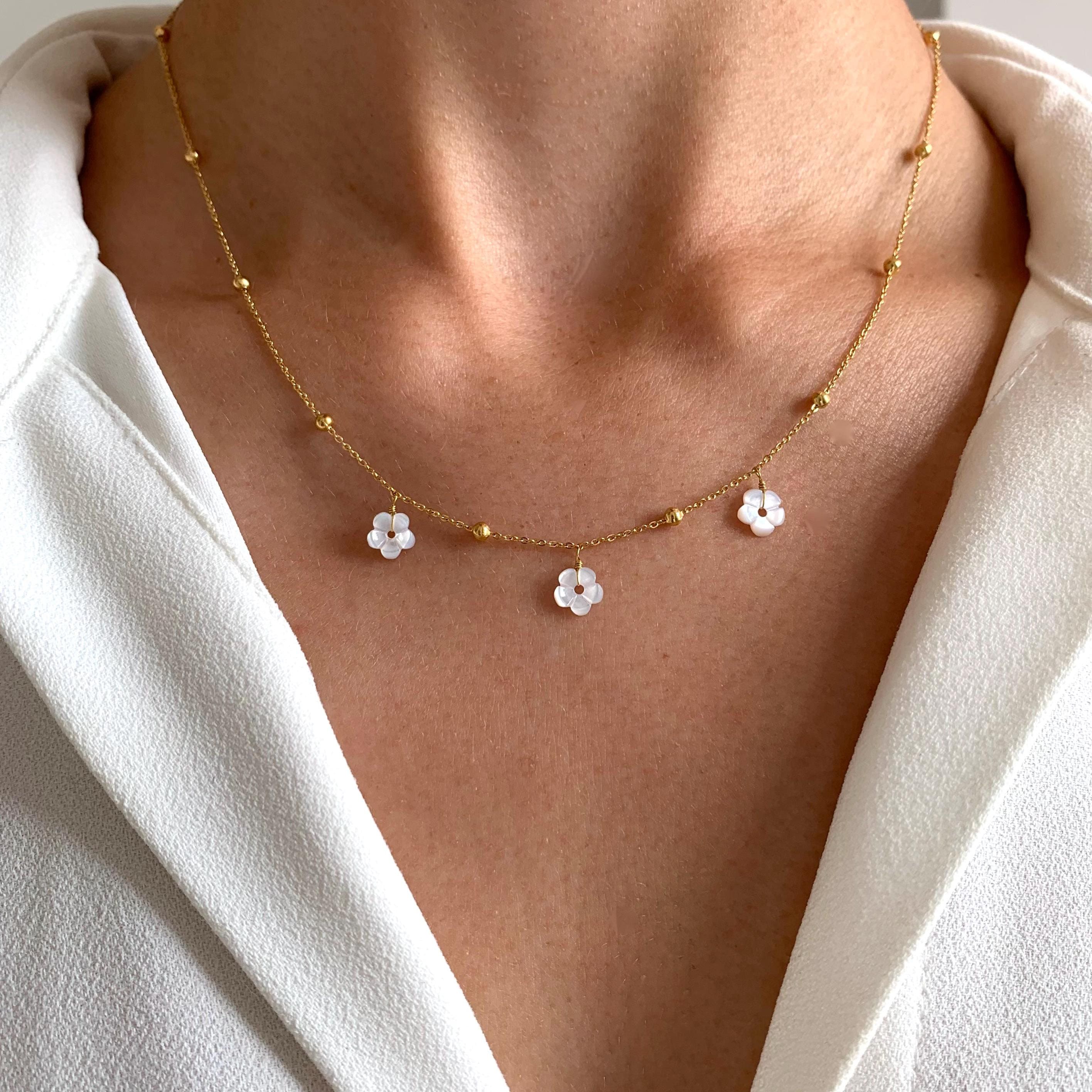 Collier acier inoxydable pendentif fleurs en nacre blanche / Collier femme fin chaine