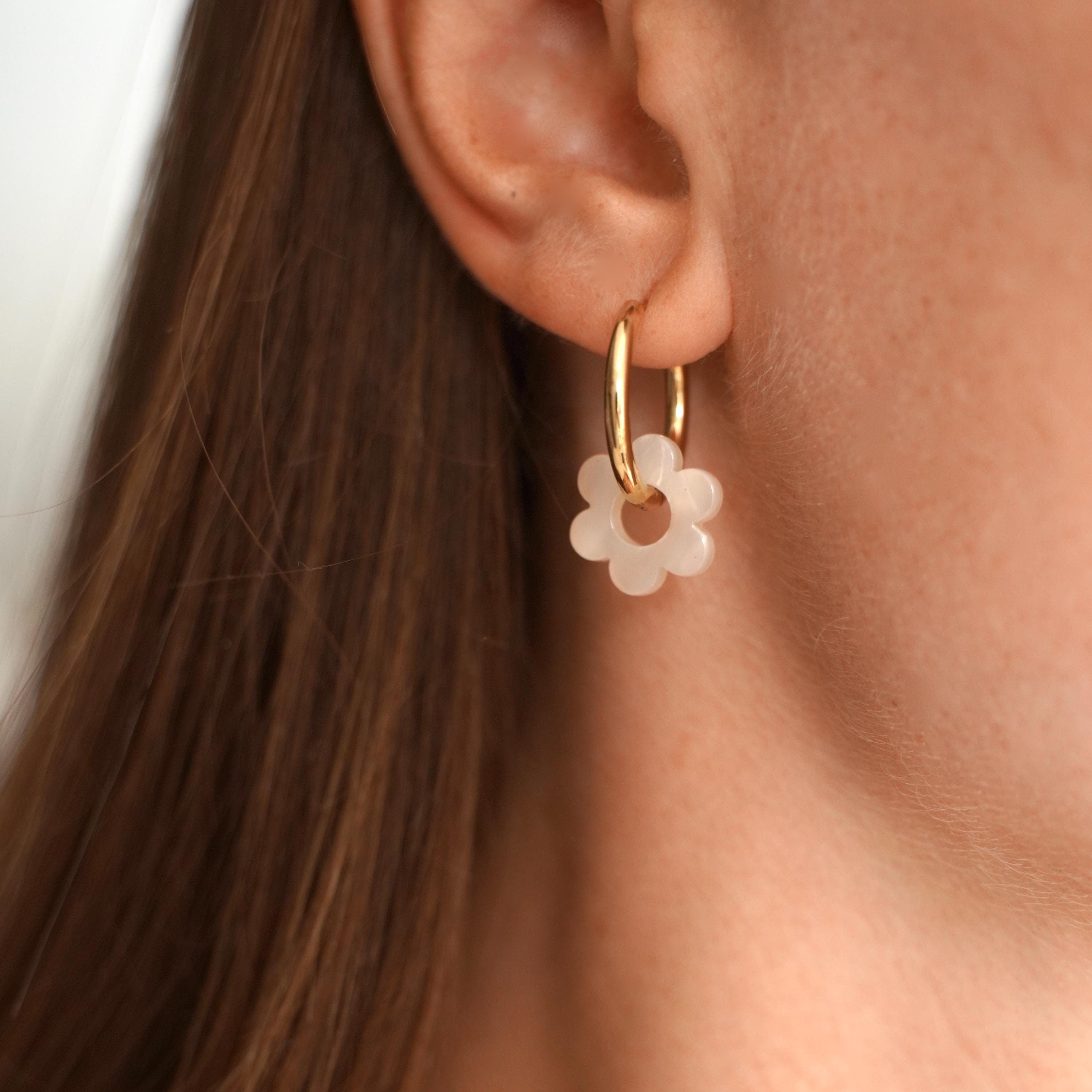 Petites créoles acier inoxydable fleur blanche / Boucles d'oreilles anneau pendentif fleur