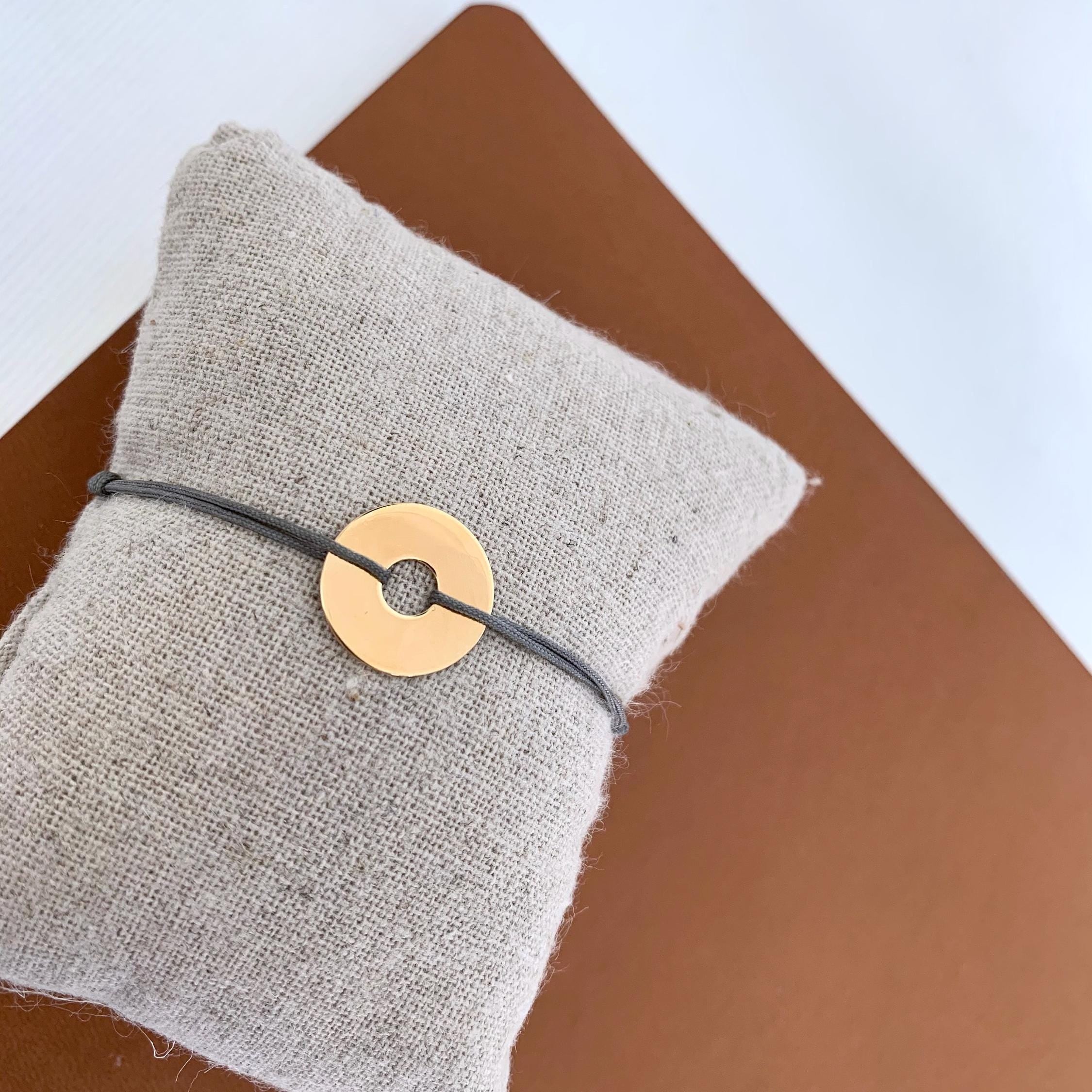 Bracelet femme anneau plaqué or / Bracelet fin minimaliste cordon gris / Bracelet amitié