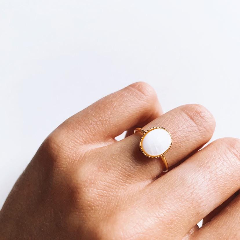 Bague femme acier inoxydable nacre blanche / Bague or réglable pierre ovale