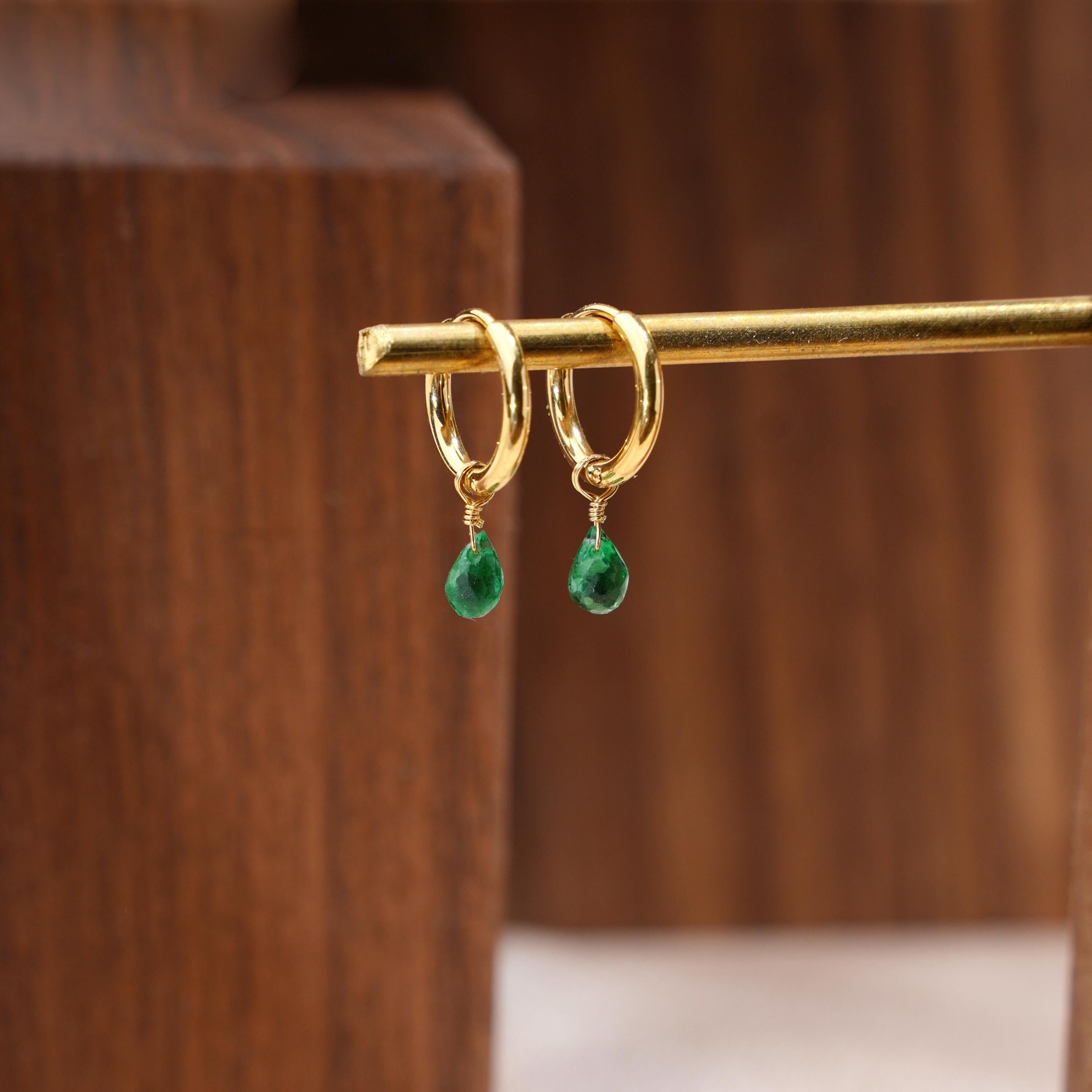 Boucles d'oreilles acier inoxydable mini créoles pendantes goutte cristal vert / Dormeuses pierre verte