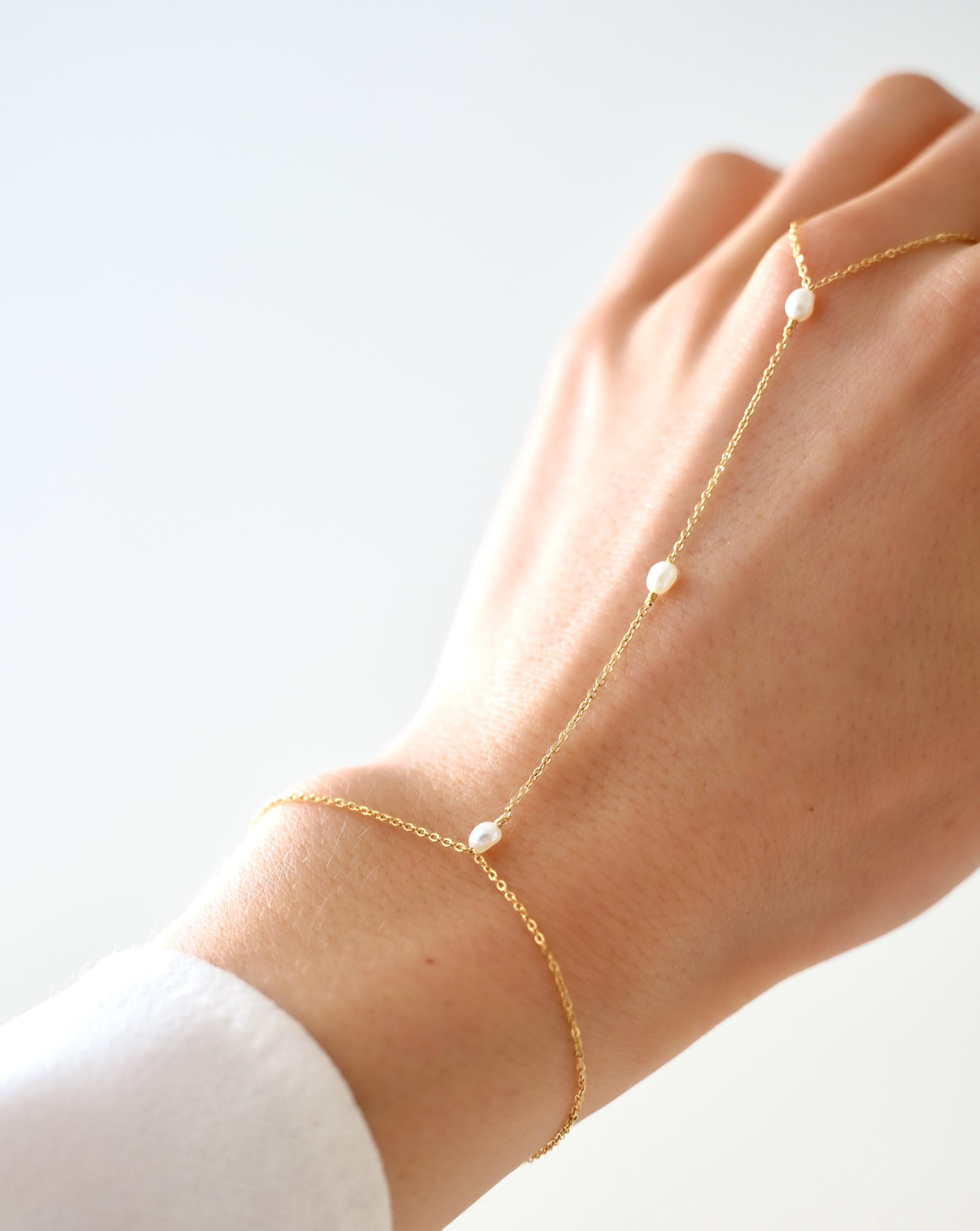 Bijou de main en acier inoxydable et perles d'eau douce / Chaine de main perle nacre