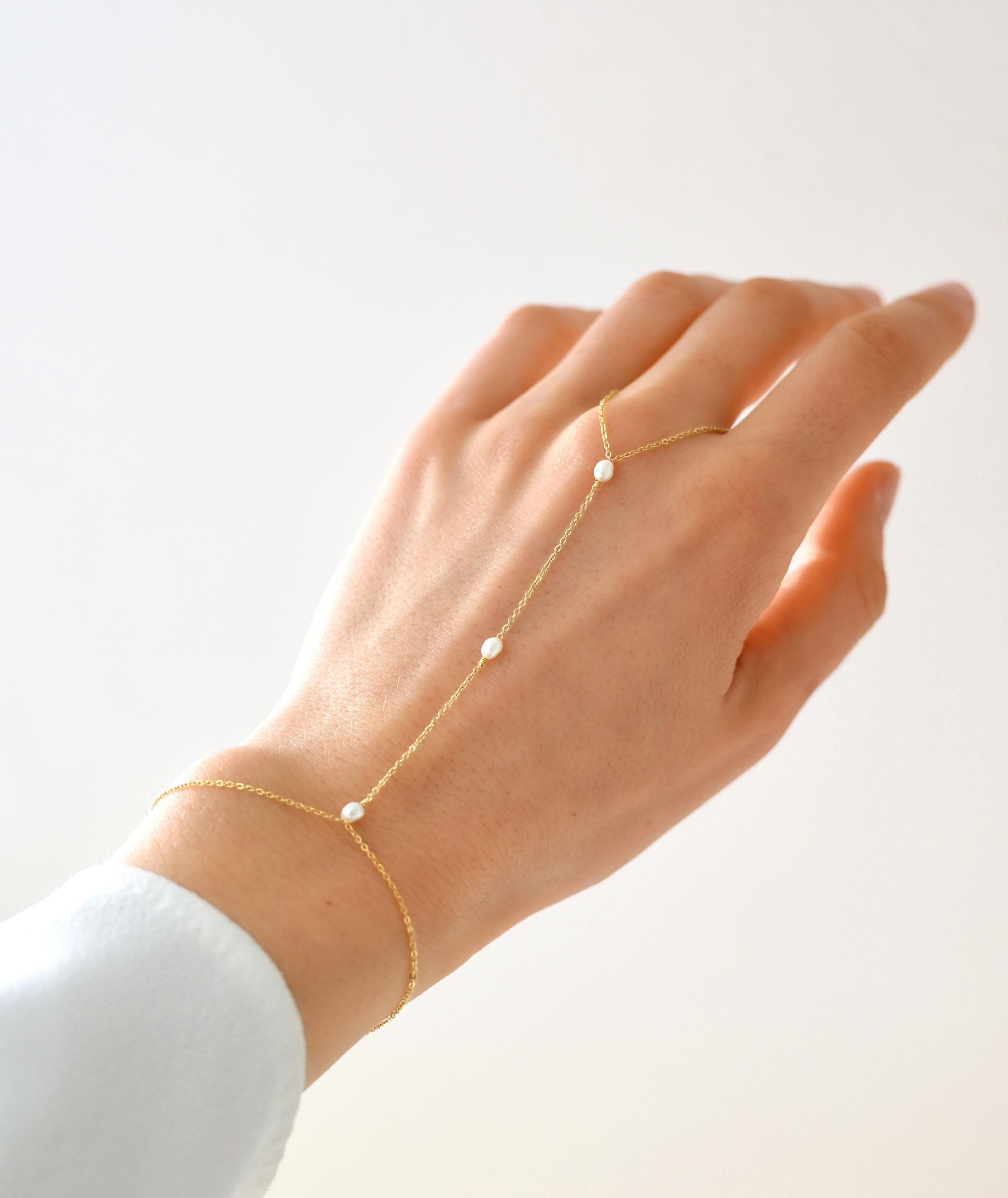 Bijou demain en acier inoxydable. Chaine de main avec des perles d'eau douce