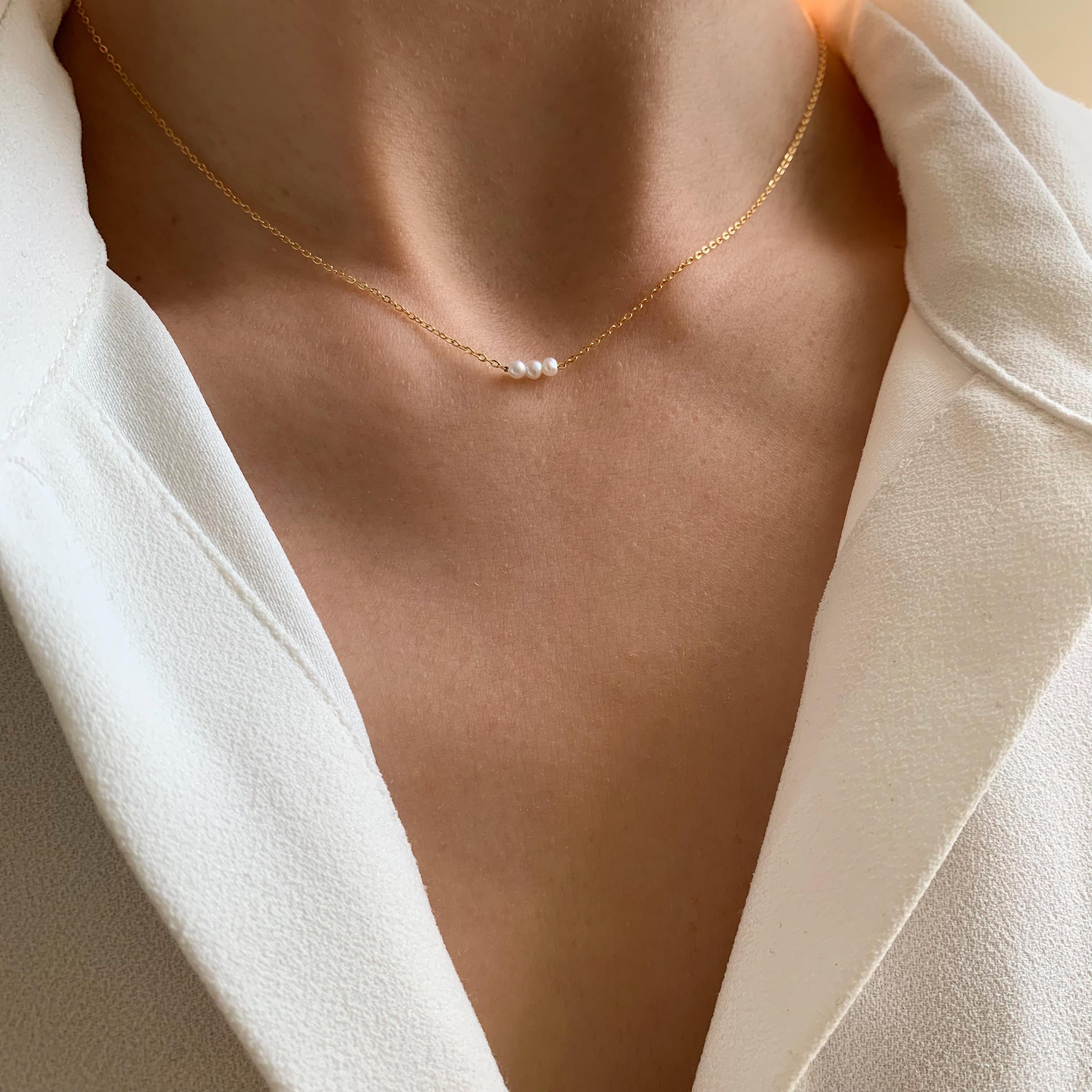 Collier ras de cou en acier inoxydable avec trois perles blanches / chocker