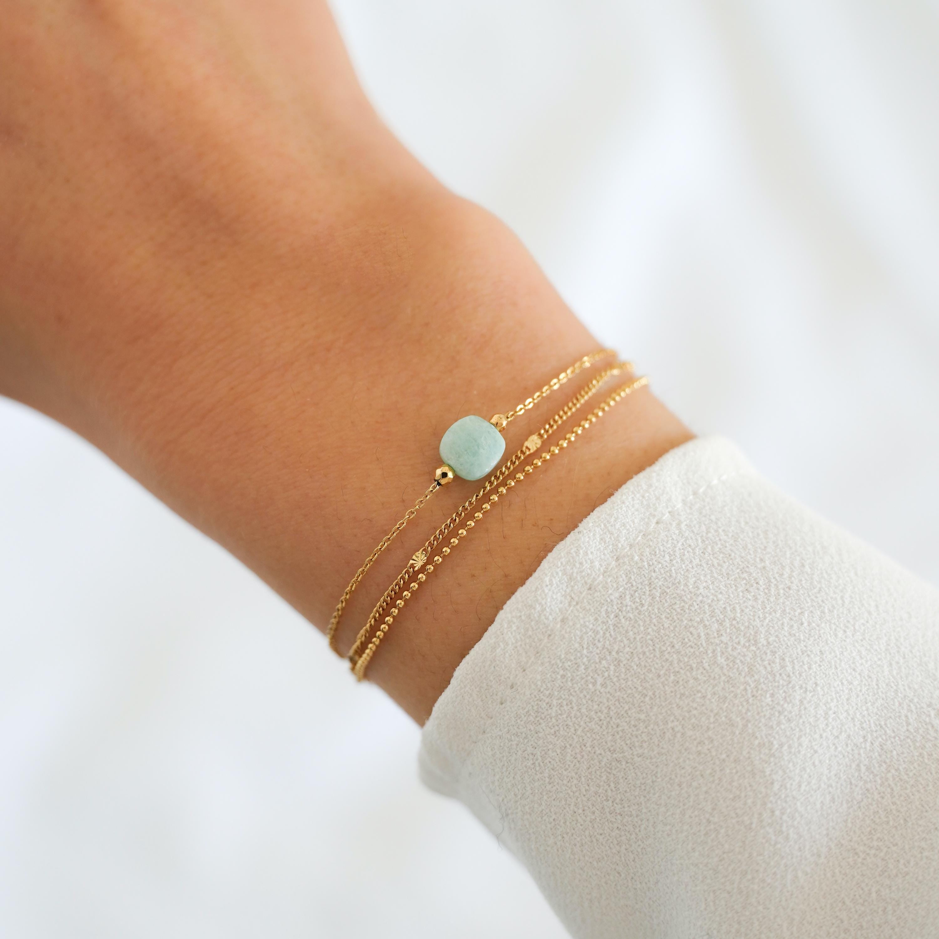 Bracelet triple rang en acier inoxydable avec une  pierre naturelle bleu turquoise carrée, l'amazonite.