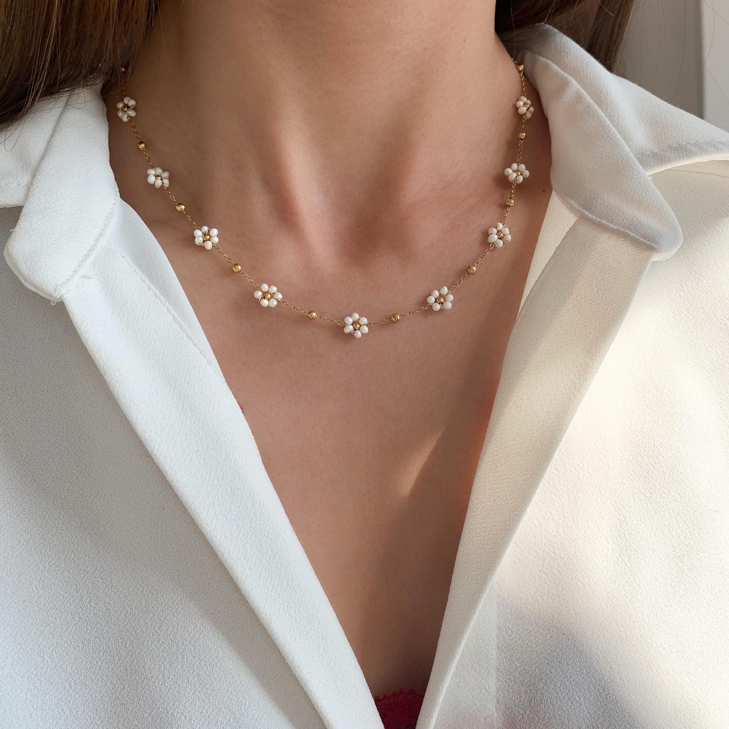 Colliers fleurs en perles blanches