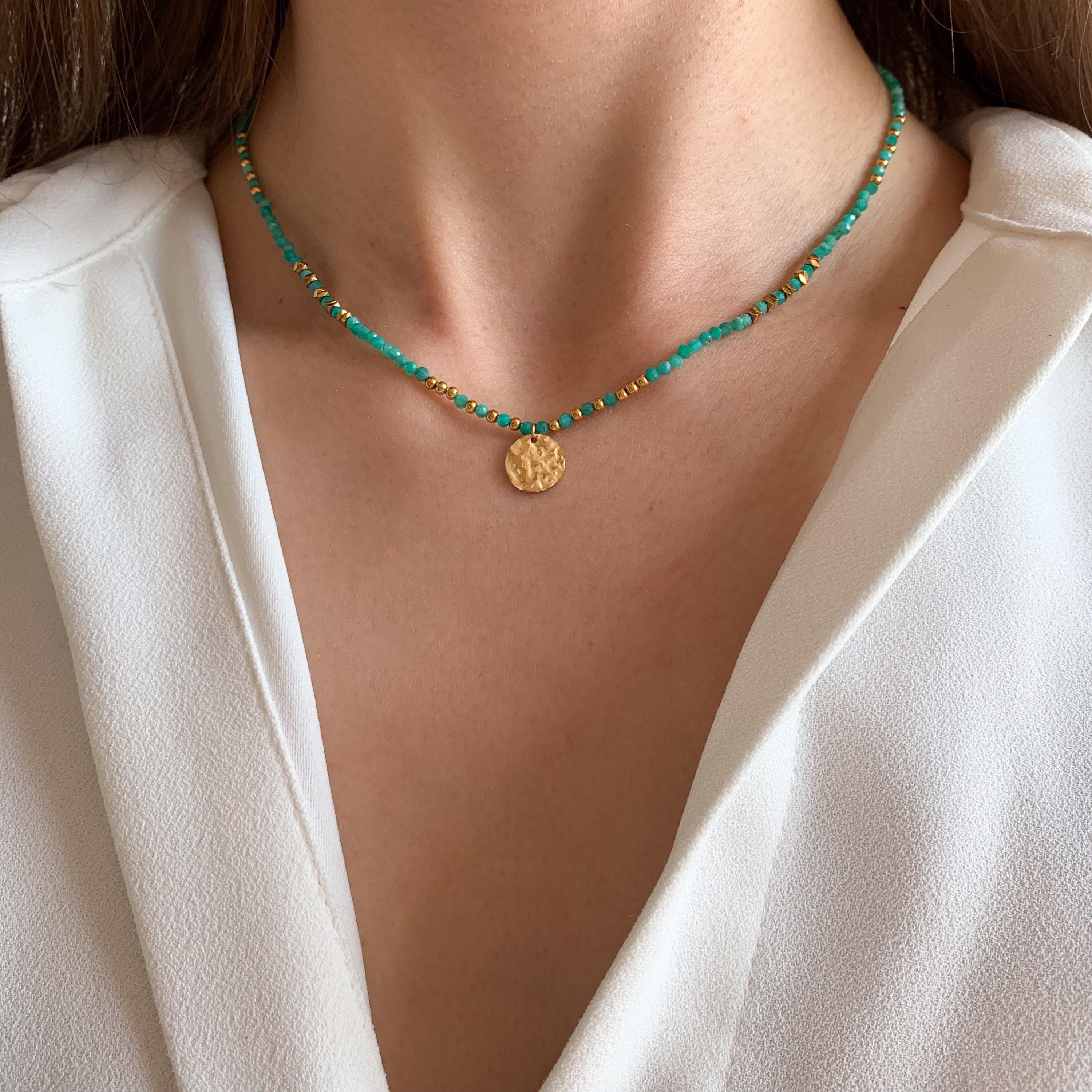 collier en perles bleu turquoise avec un pendentif rond martelé