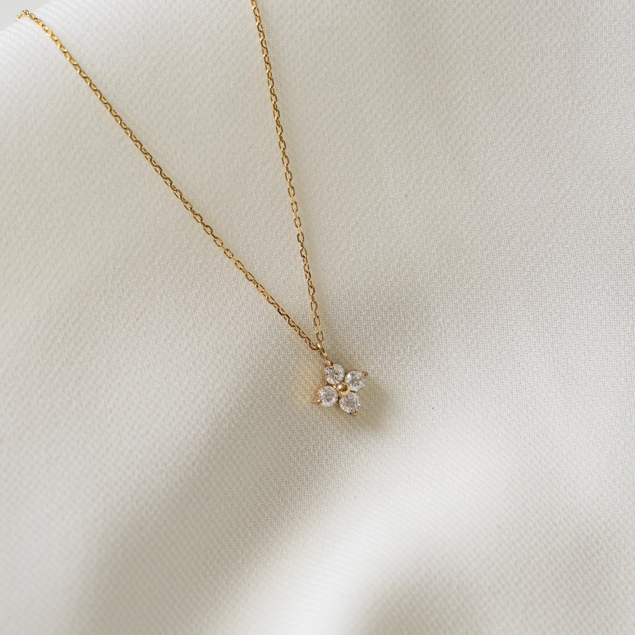 Collier acier inoxydable pendentif étoile oxydes de zirconium / Collier femme fin pendentif