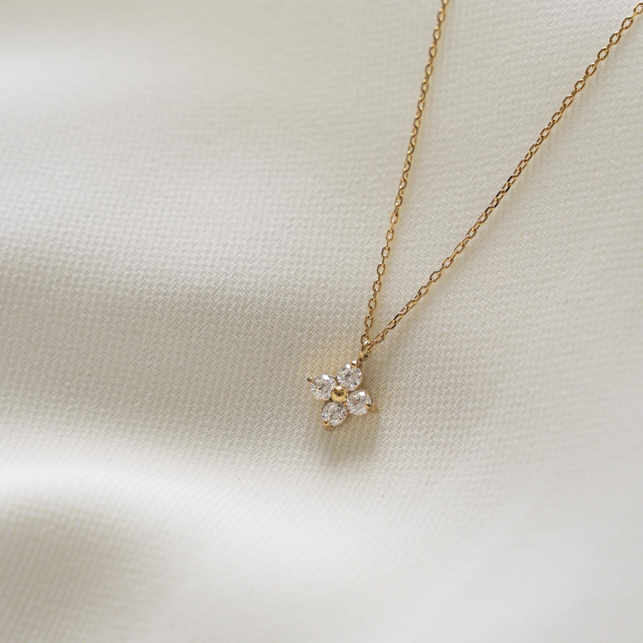 Collier acier inoxydable pendentif étoile oxydes de zirconium / Collier femme fin pendentif