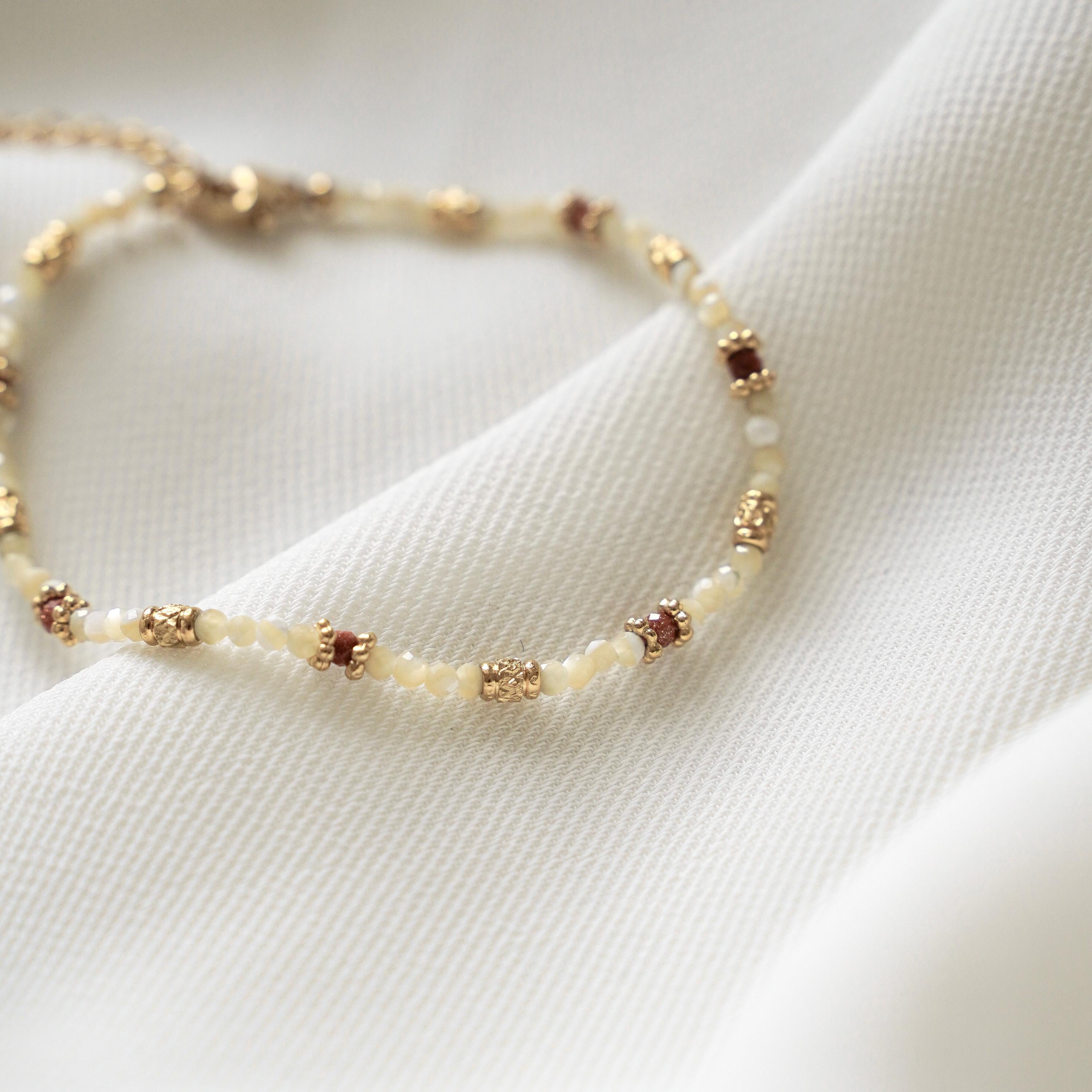 Bracelet perles en nacre blanche / bracelet femme pierre nacre