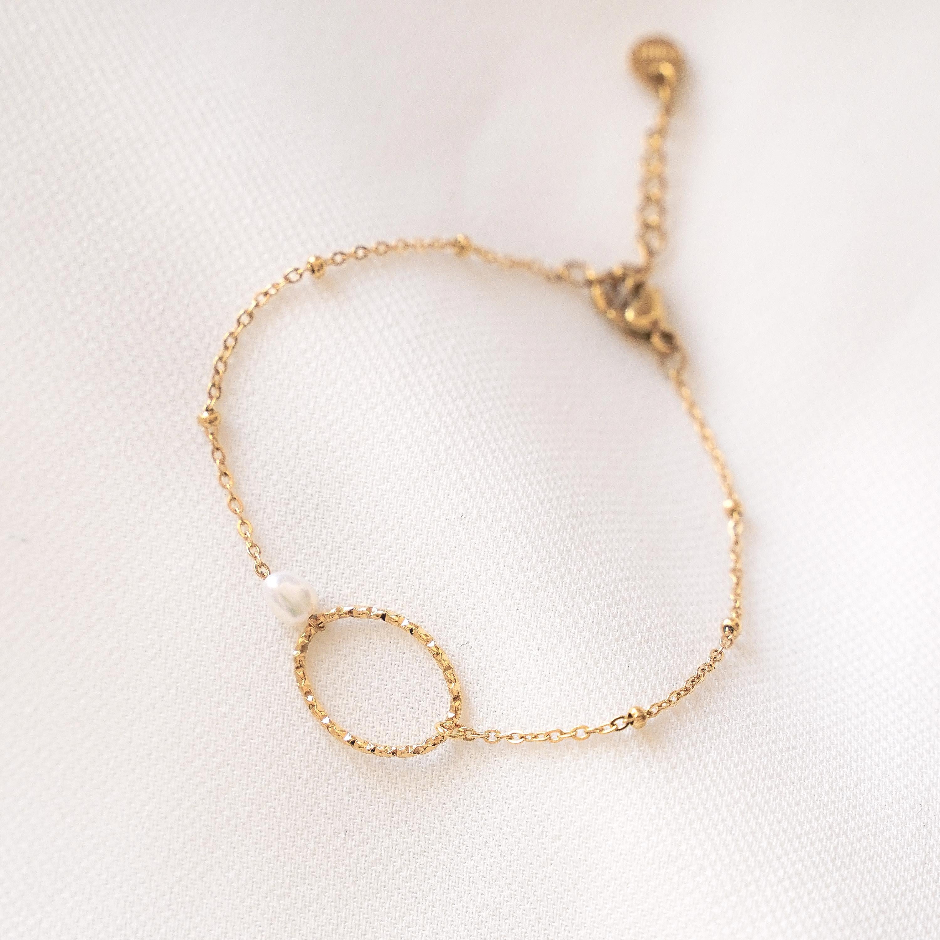 Bracelet acier inoxydable perle nacrée / Bracelet anneau ovale doré chaine fine perle blanche