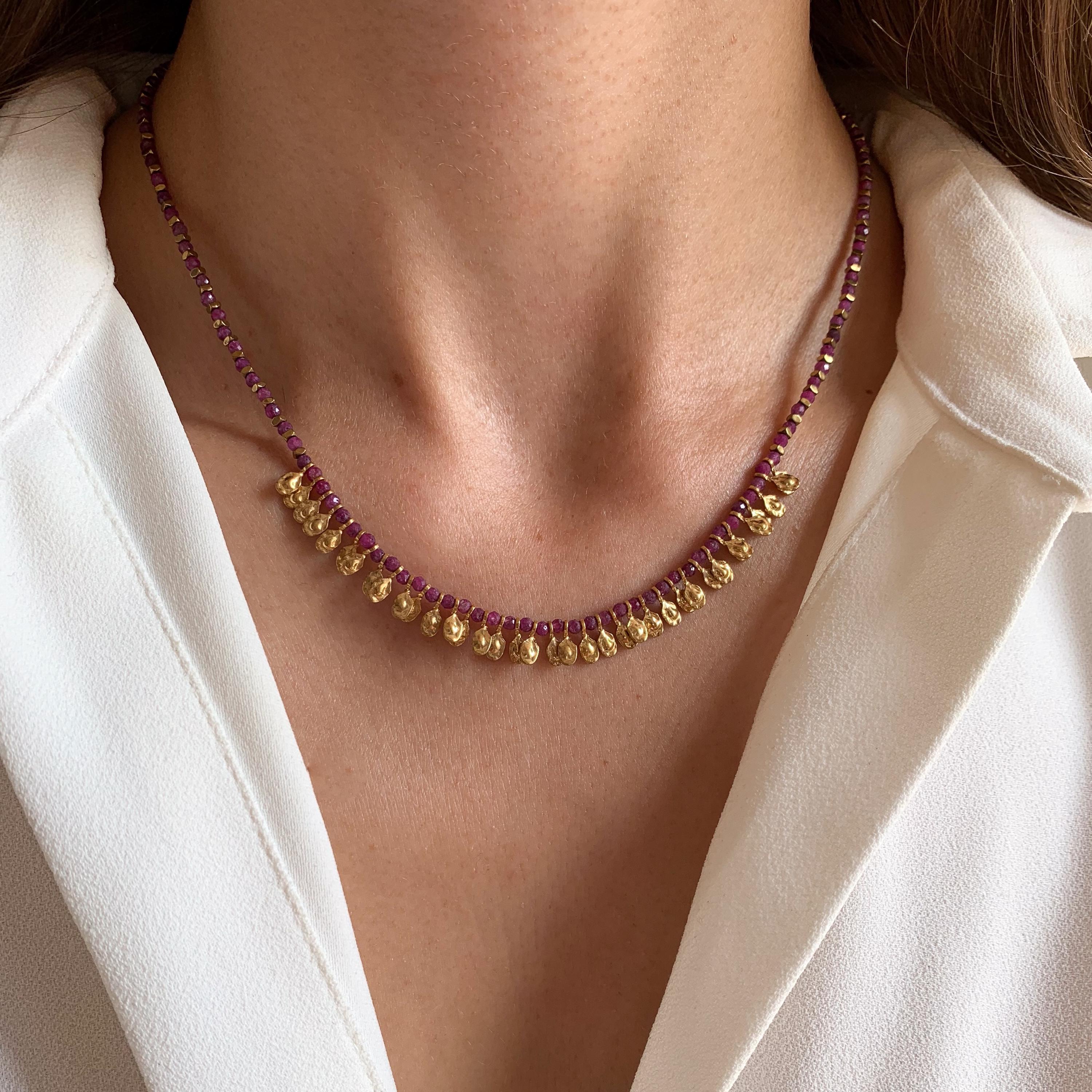 Collier perles rubis pierre naturelle pendentifs dorés / Collier femme perles rose fuchsia