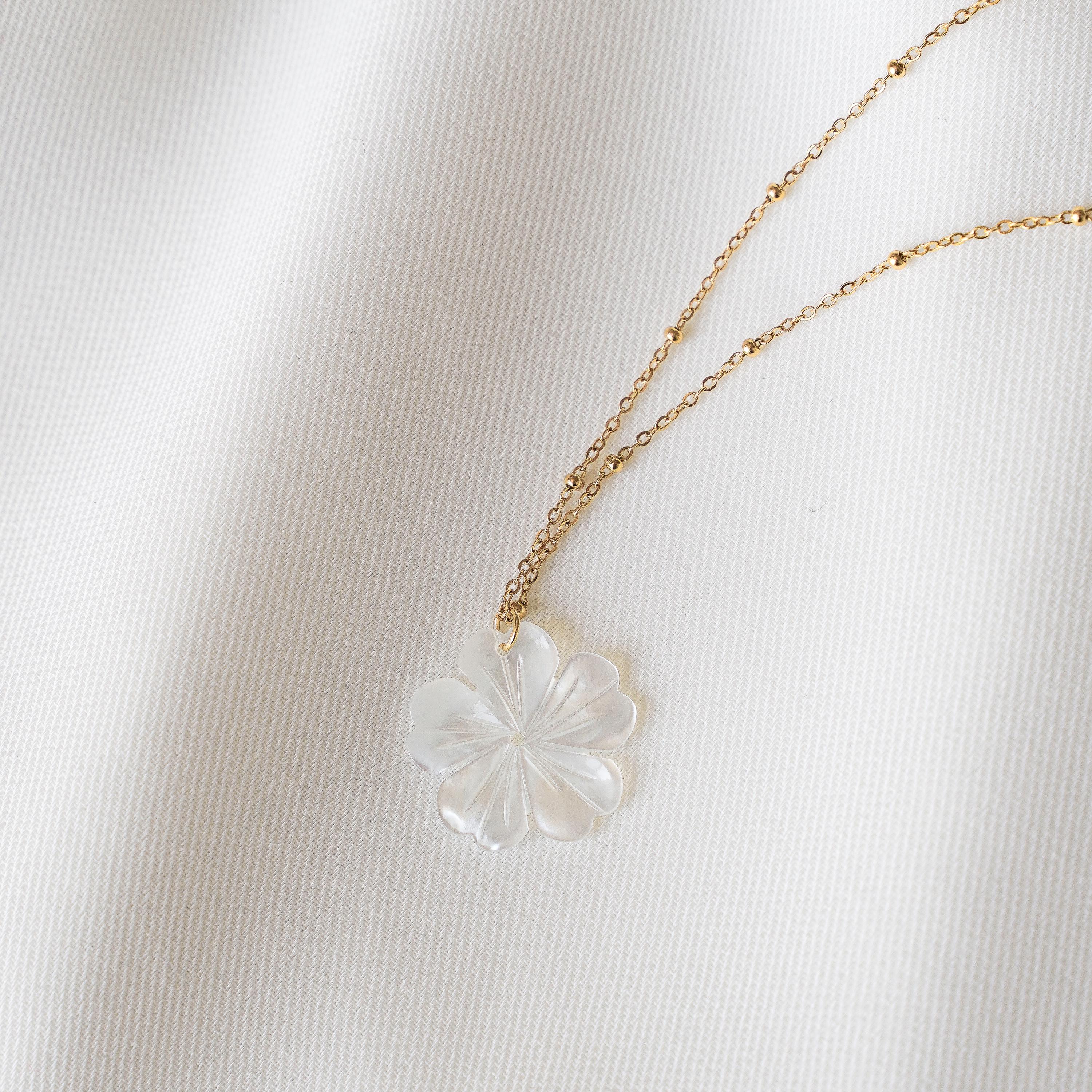 Collier long acier inoxydable pendentif fleur en nacre blanche / Collier femme fin chaine