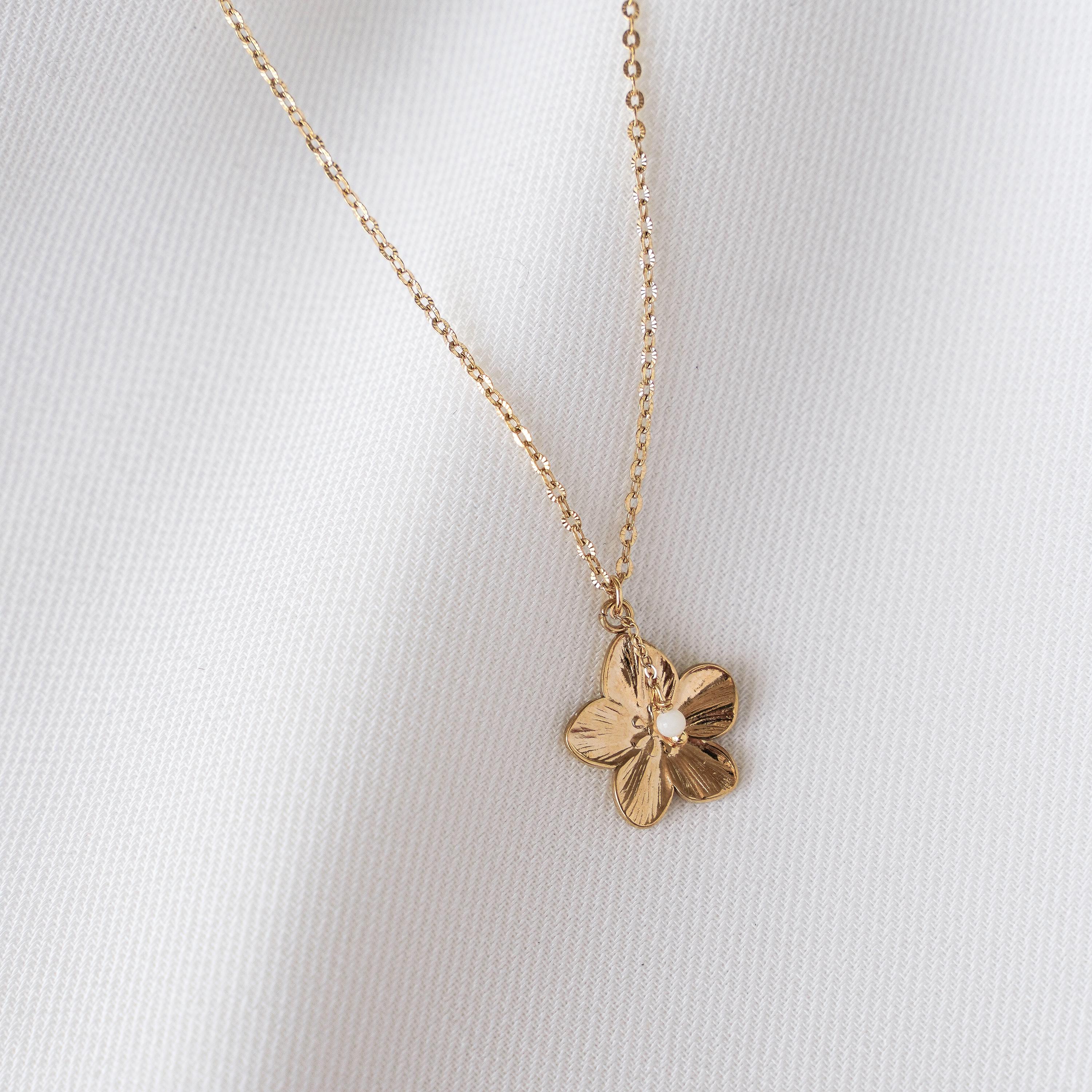 Collier acier inoxydable pendentif fleur et perle en nacre blanche / Collier femme fin chaine fleur dorée