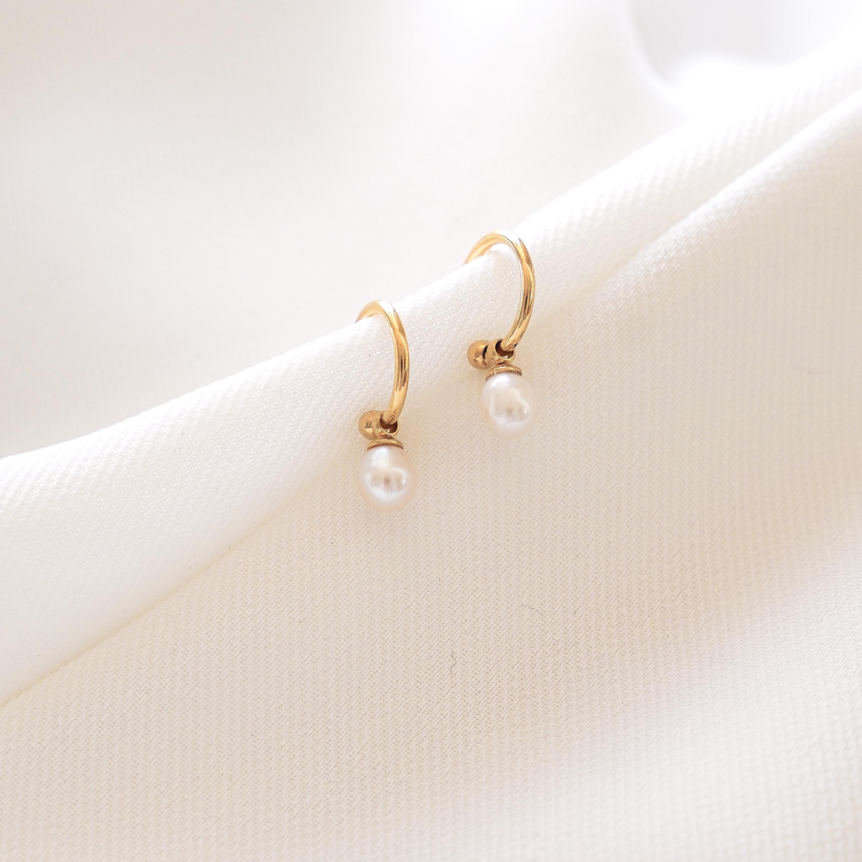 Boucles d'oreilles acier inoxydable mini créoles perle blanche nacrée / Boucles d'oreilles pendantes minimalistes