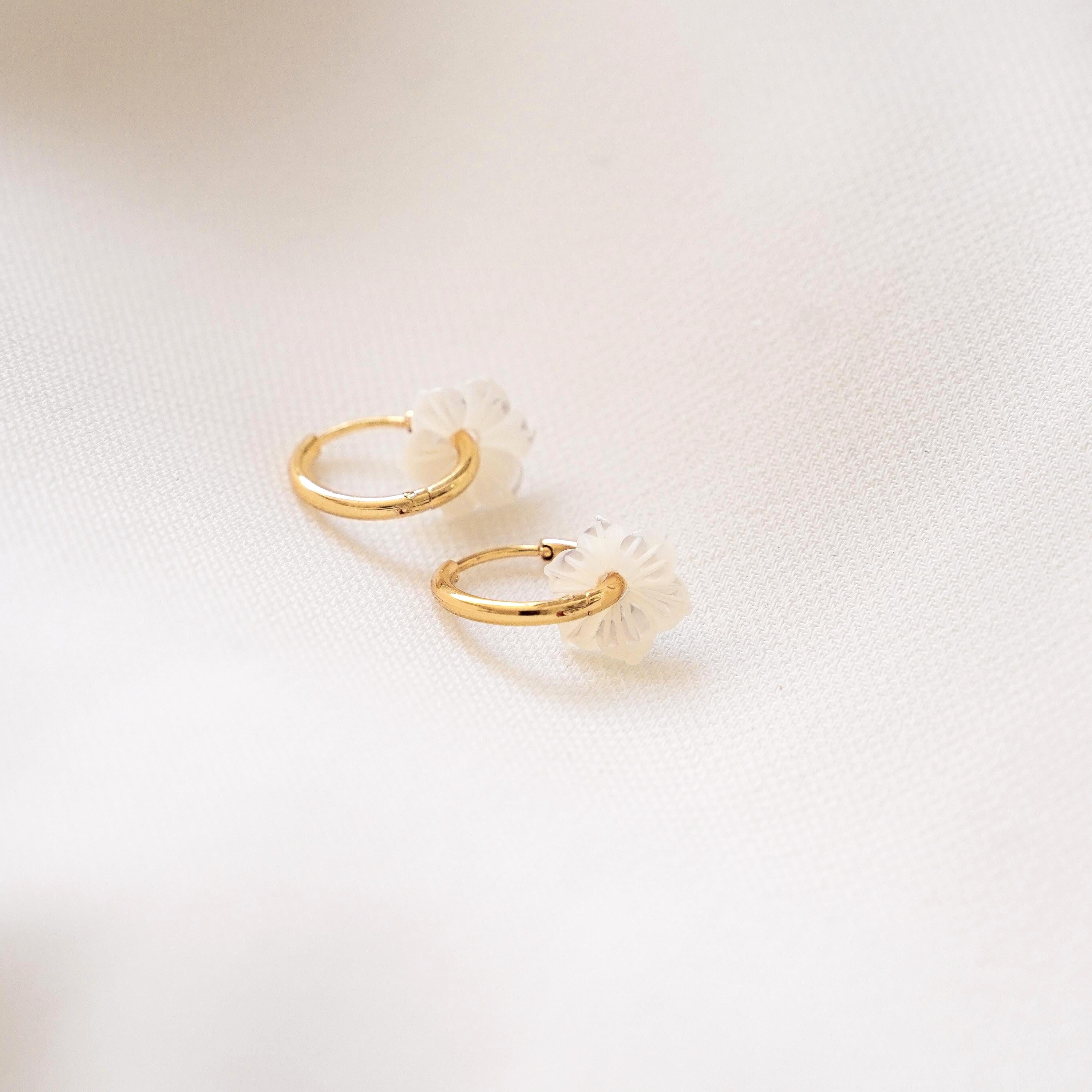 Boucles d'oreilles fleur en nacre anneau en acier inoxydable / Mini créoles fleur blanche minimalistes