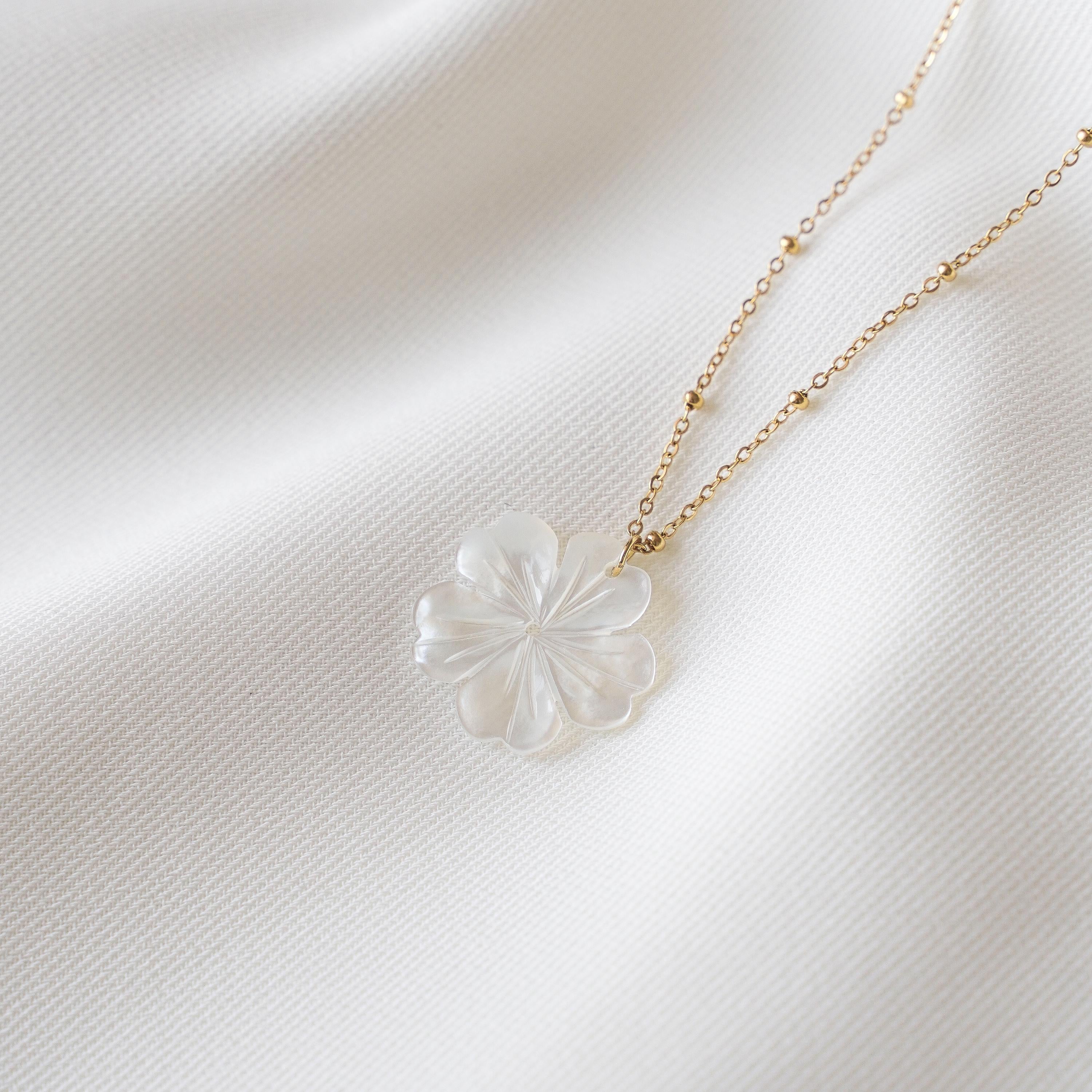 Collier long acier inoxydable pendentif fleur en nacre blanche / Collier femme fin chaine