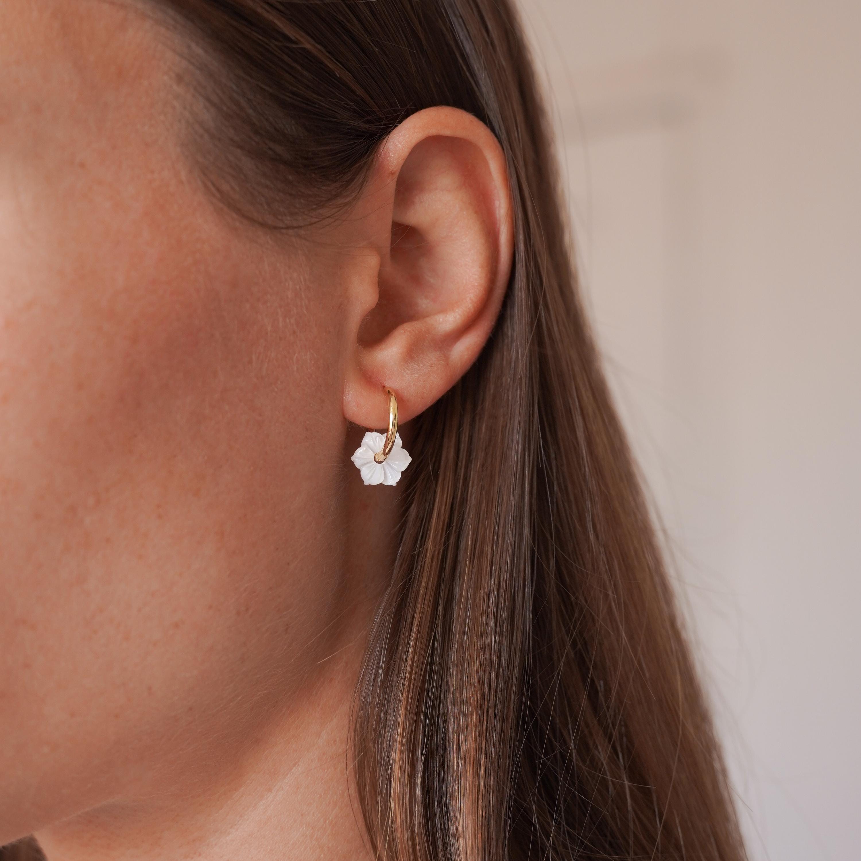 Boucles d'oreilles fleur en nacre anneau en acier inoxydable / Mini créoles fleur blanche minimalistes