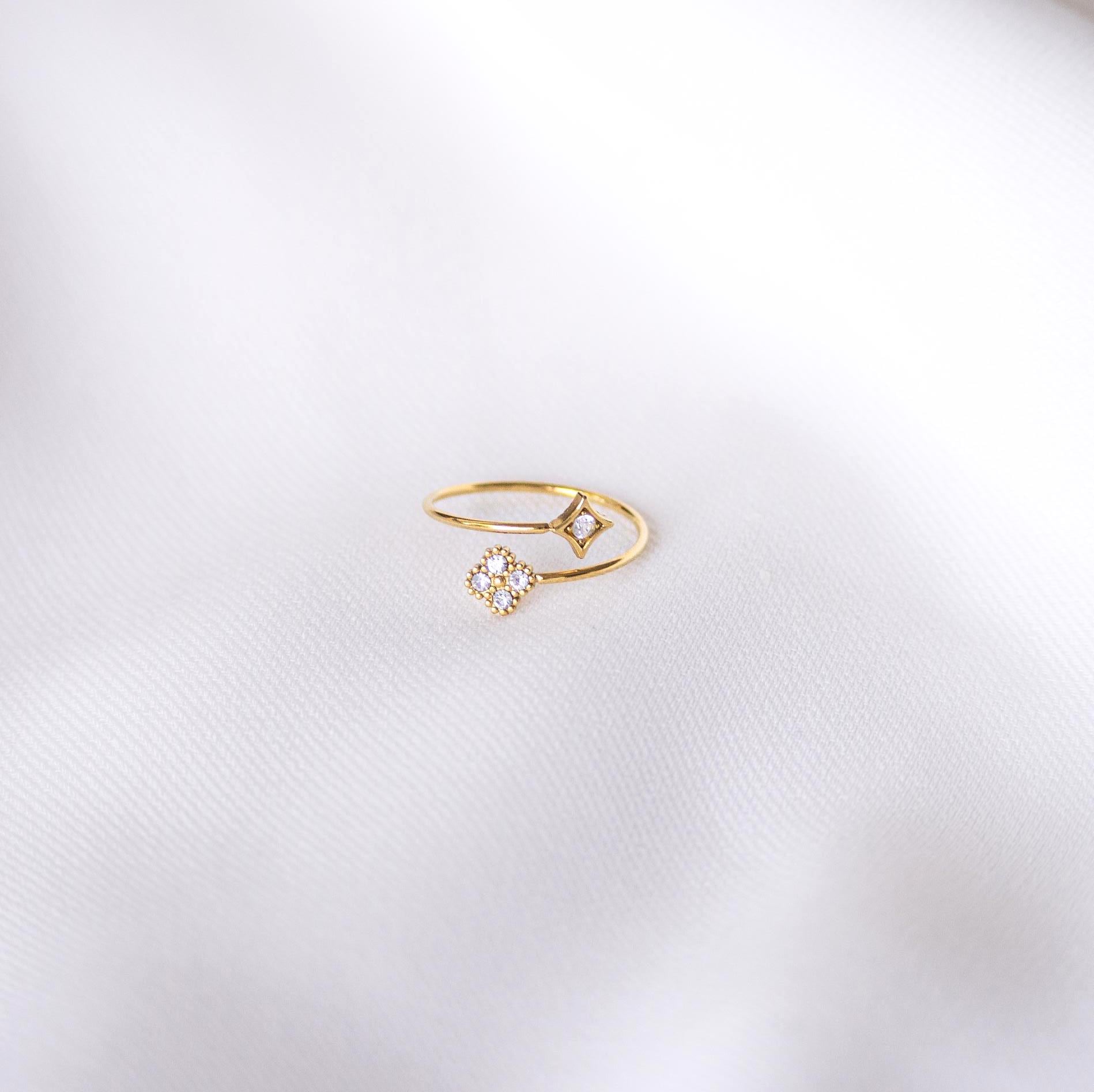 Bague femme acier inoxydable trèfle oxydes de zirconium / Bague réglable dorée résistante à l'eau