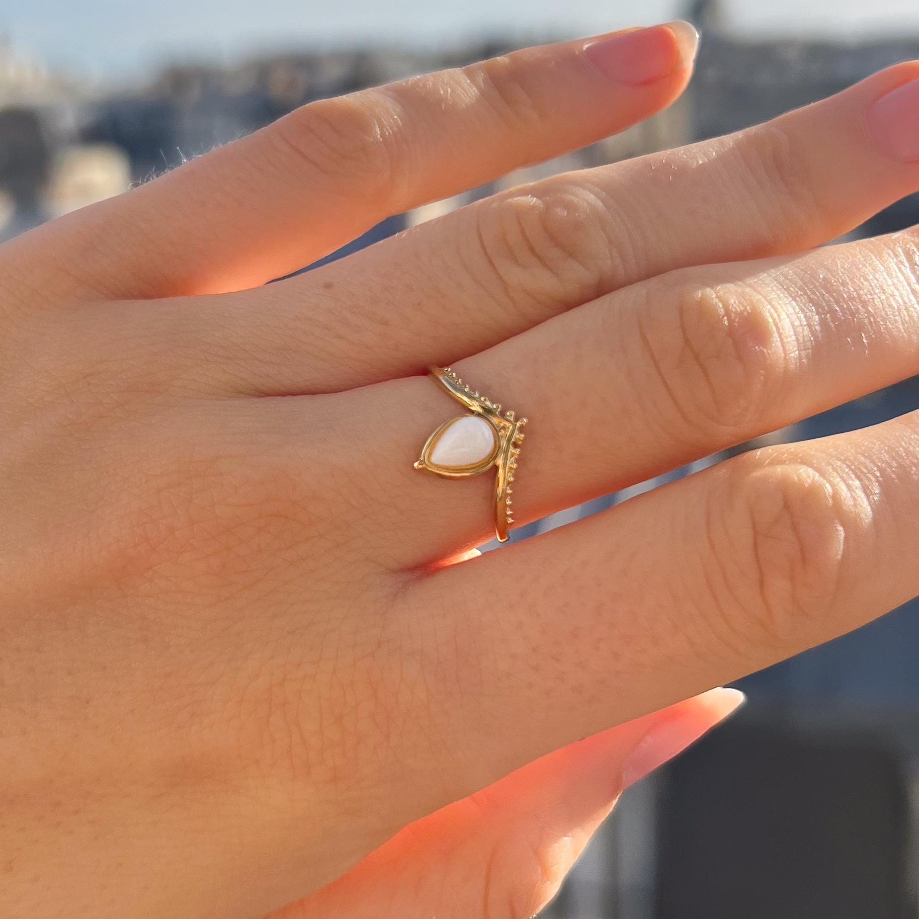 Bague femme acier inoxydable moderne pierre naturelle agate blanche / bague fine réglable dorée water resistant