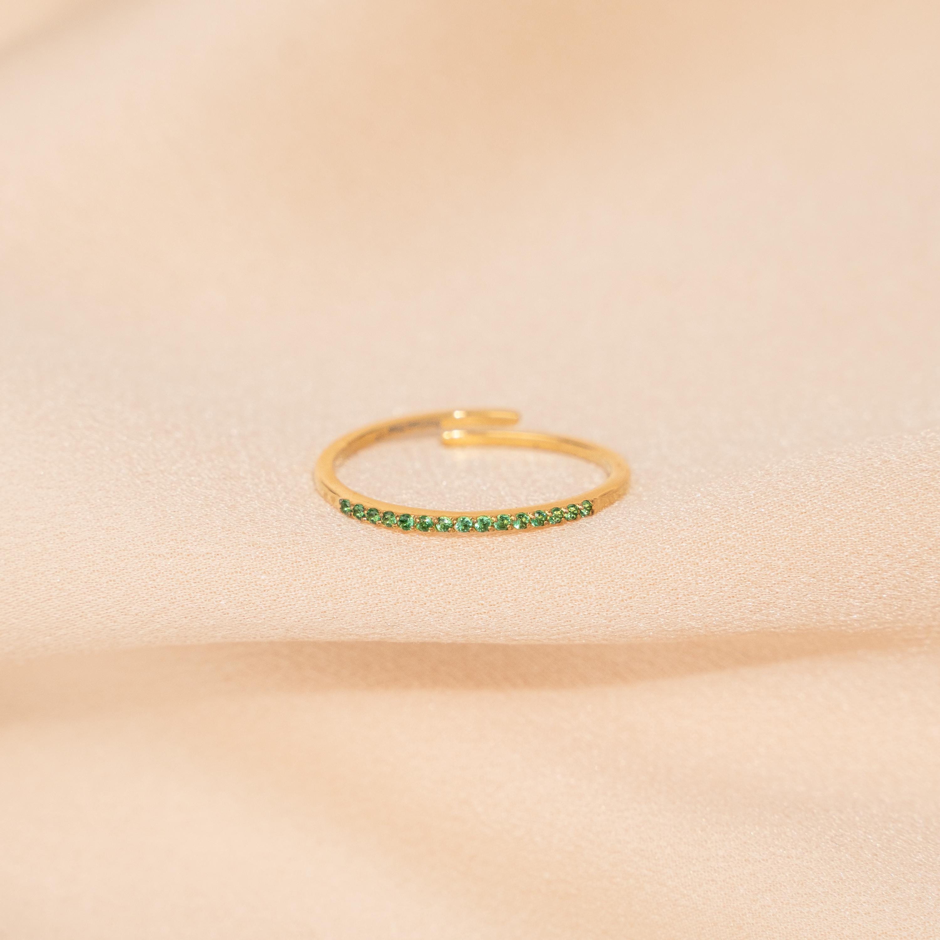 Bague fine femme acier inoxydable sertie d'oxydes de zirconium vert / résistant à l'eau