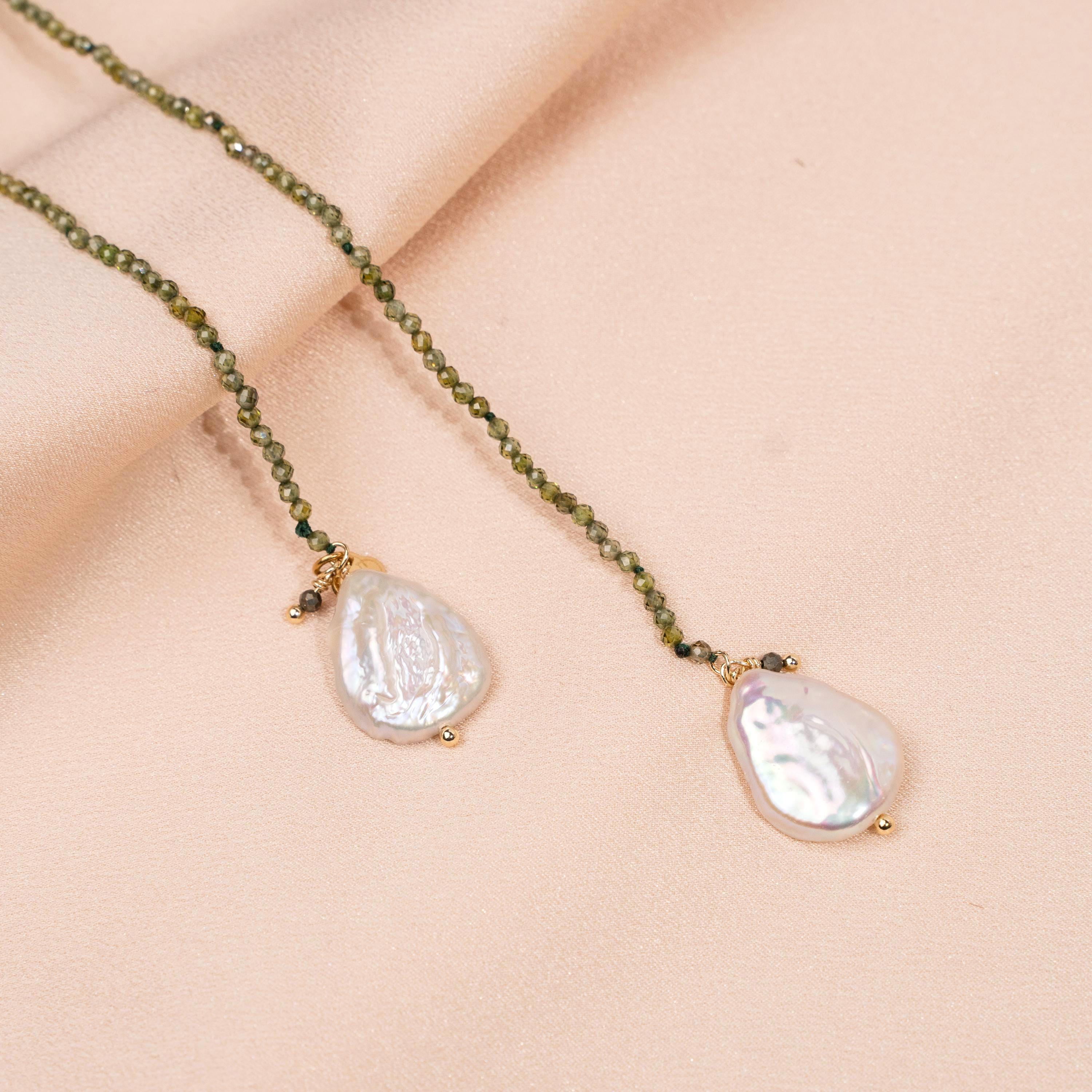 Collier perles en cristal vert et perles baroques / Collier femme perles vertes et perles d'eau douce en nacre