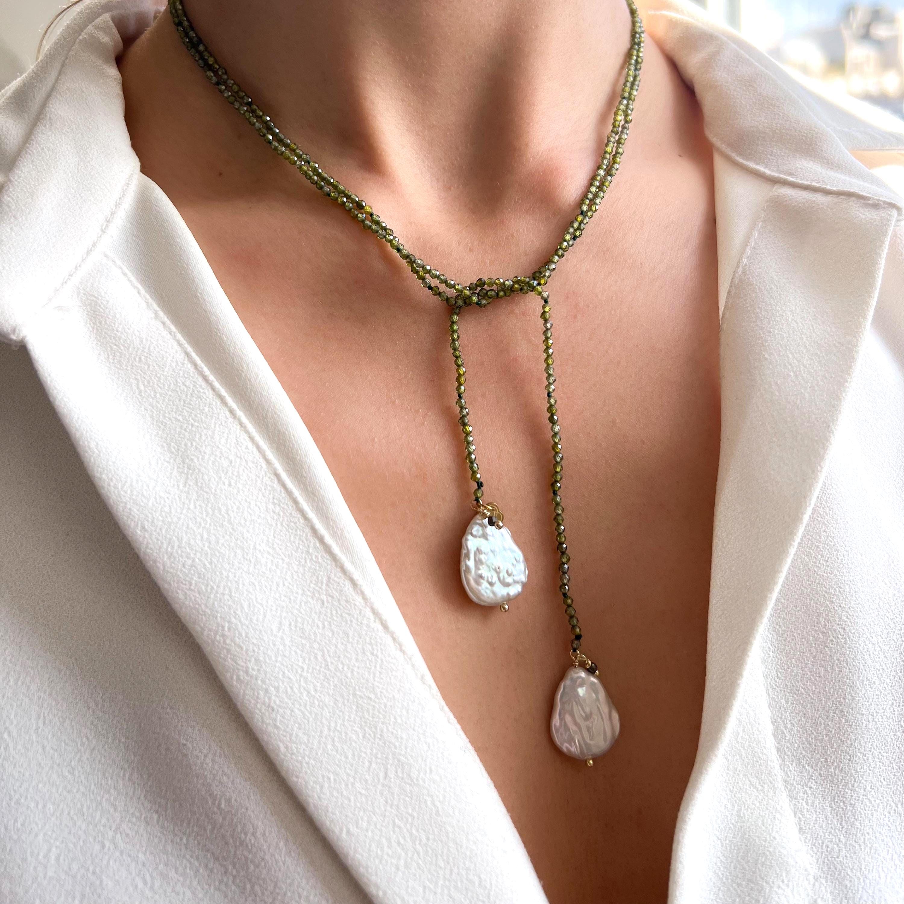 Collier perles en cristal vert et perles baroques / Collier femme perles vertes et perles d'eau douce en nacre