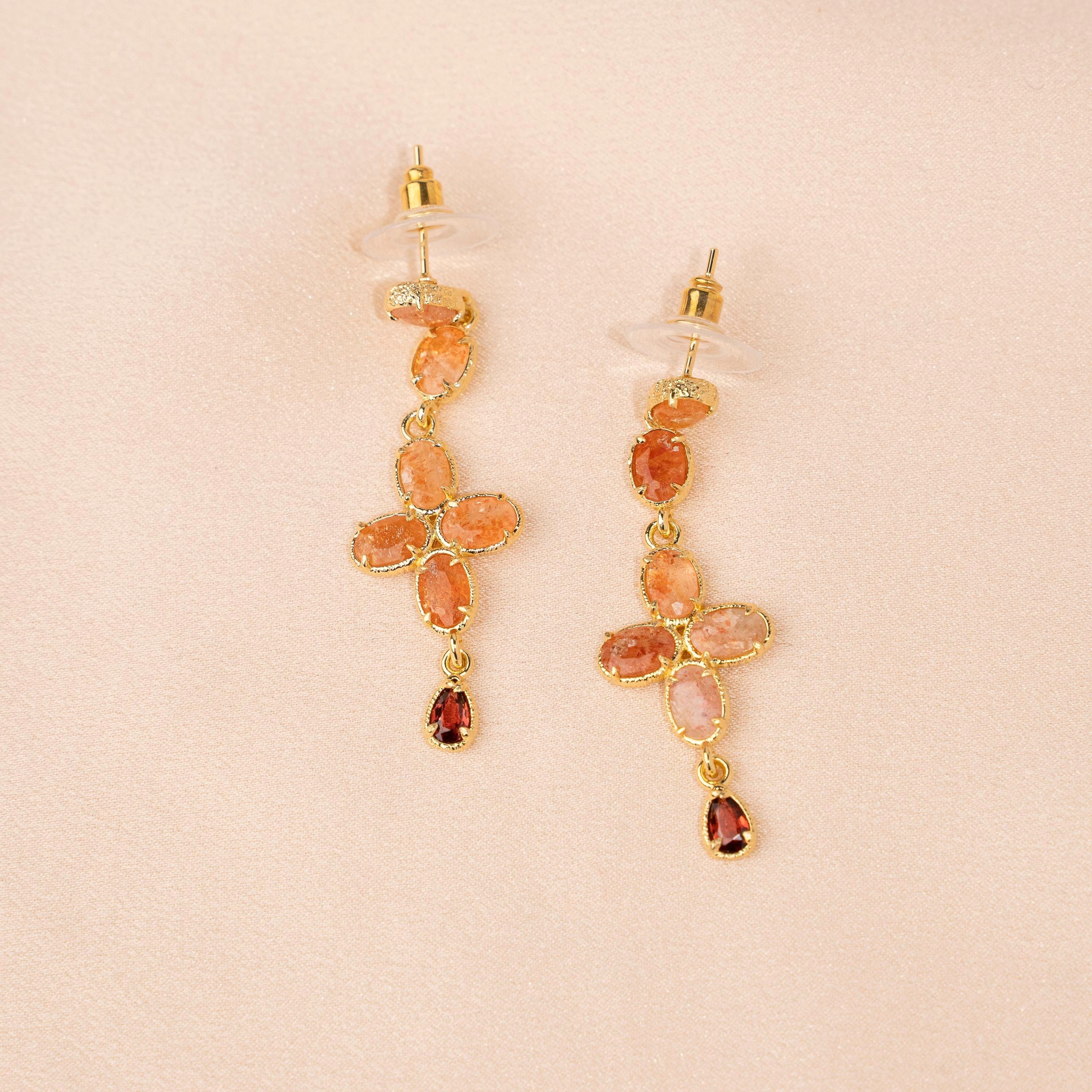 Boucles d'oreilles pendantes croix sertie de pierre de soleil / Boucles d'oreilles pierre naturelle