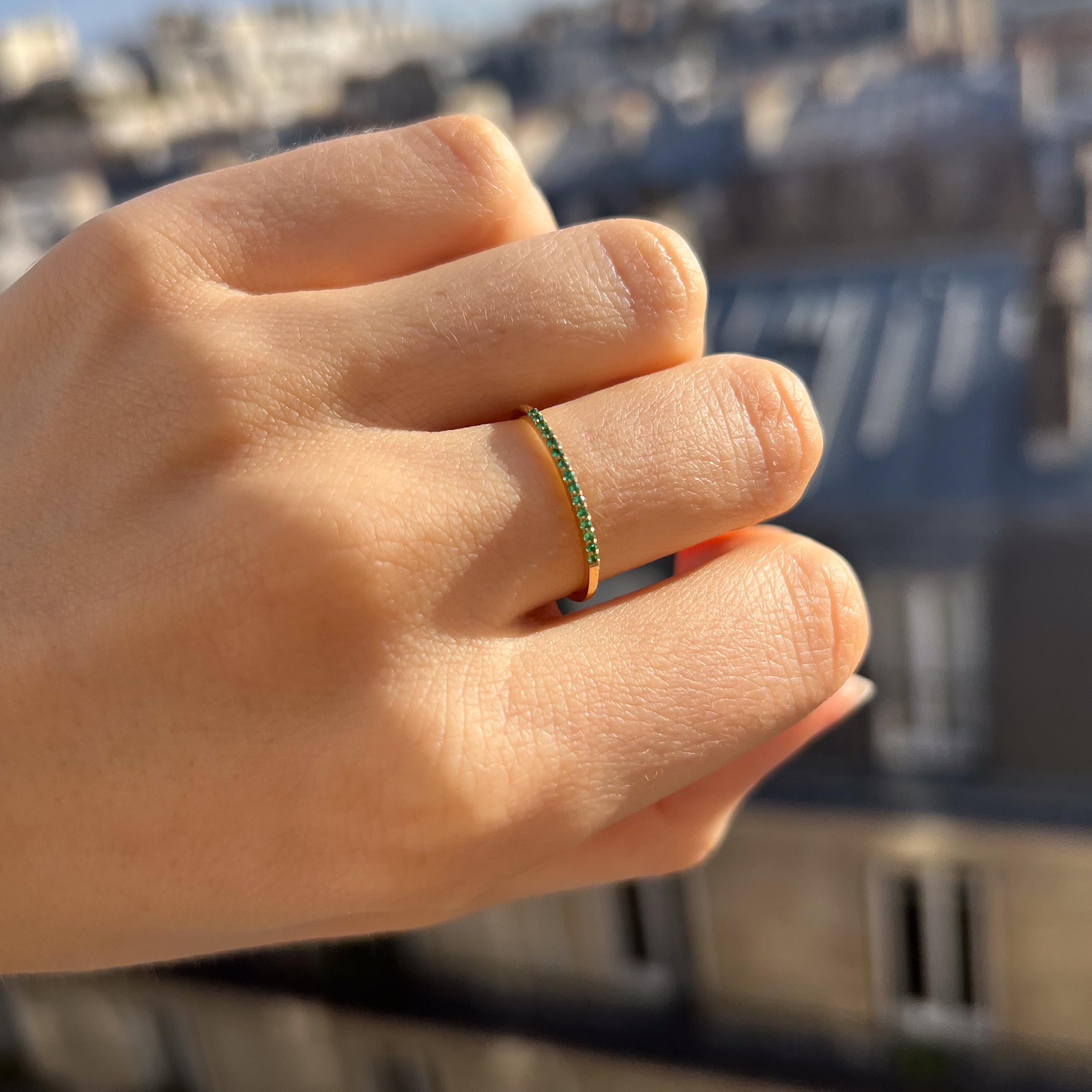 Bague fine femme acier inoxydable sertie d'oxydes de zirconium vert / résistant à l'eau