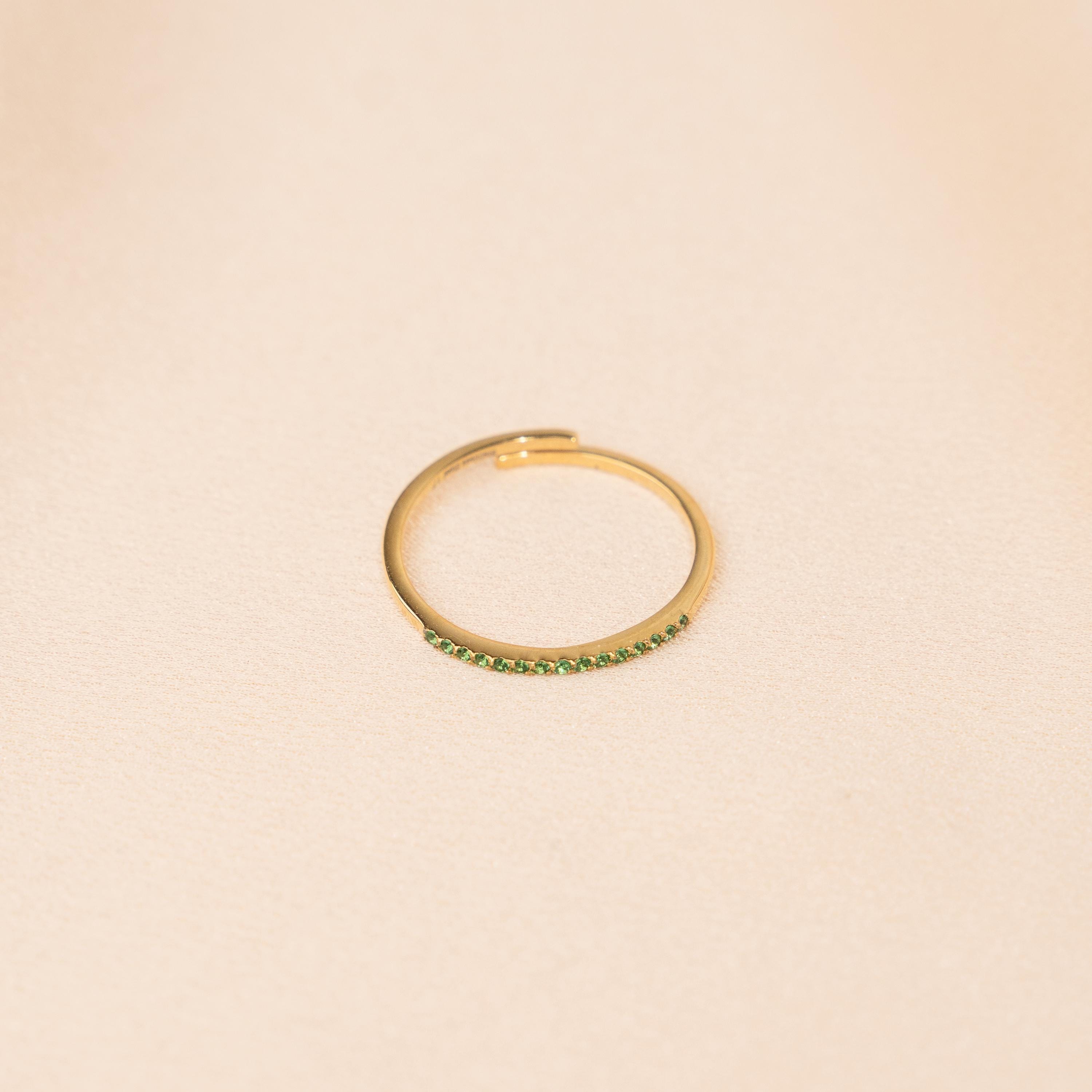 Bague fine femme acier inoxydable sertie d'oxydes de zirconium vert / résistant à l'eau