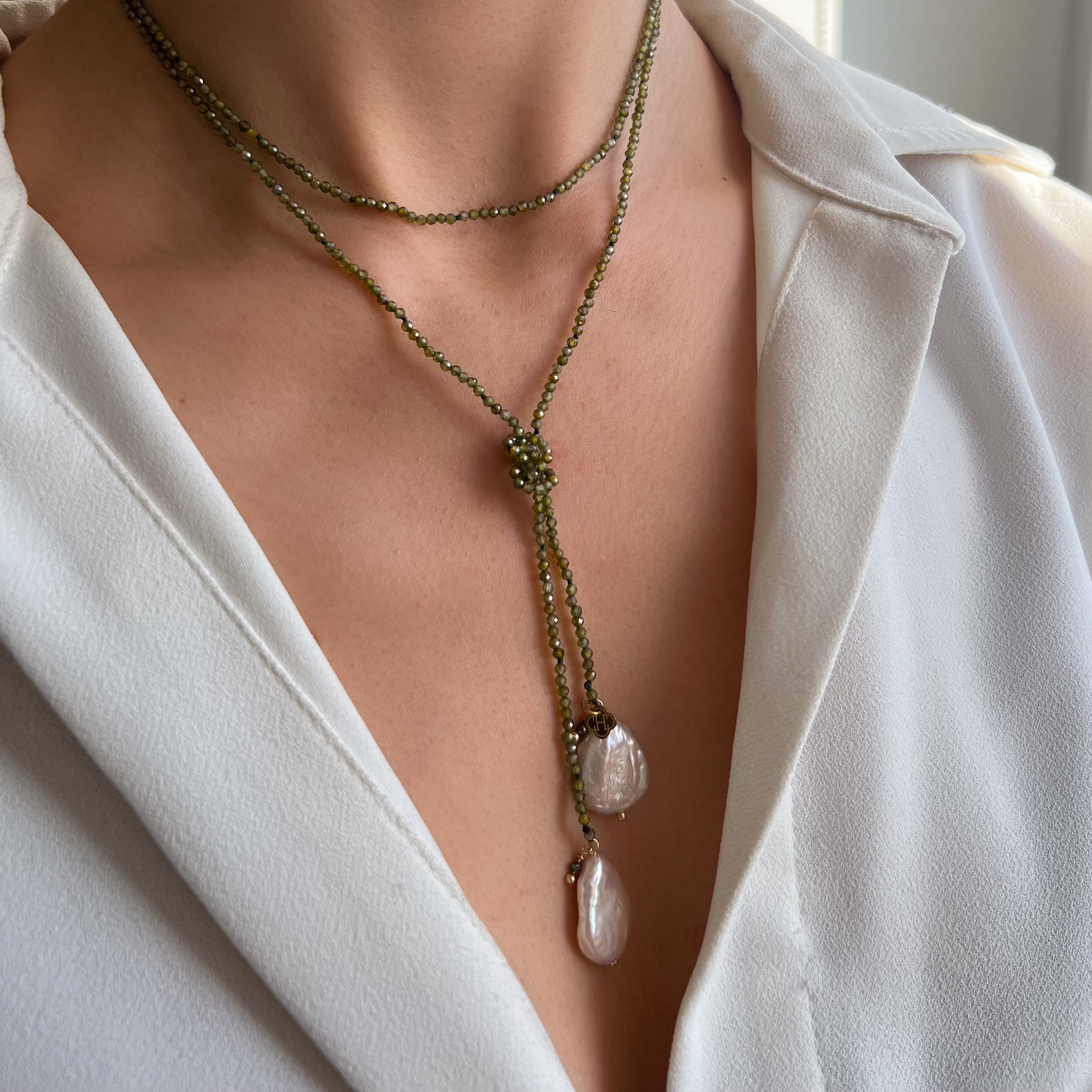 Collier perles en cristal vert et perles baroques / Collier femme perles vertes et perles d'eau douce en nacre