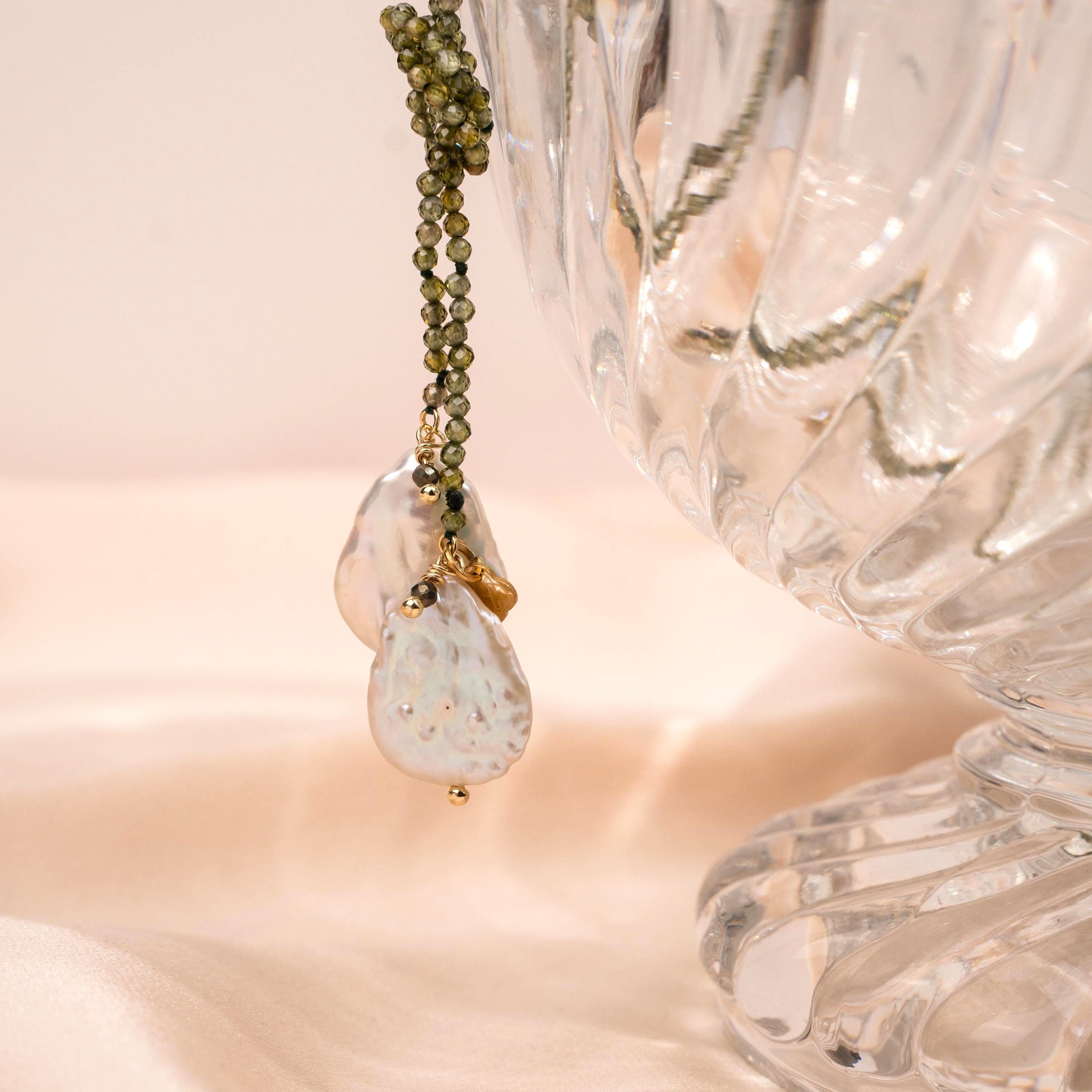 Collier perles en cristal vert et perles baroques / Collier femme perles vertes et perles d'eau douce en nacre