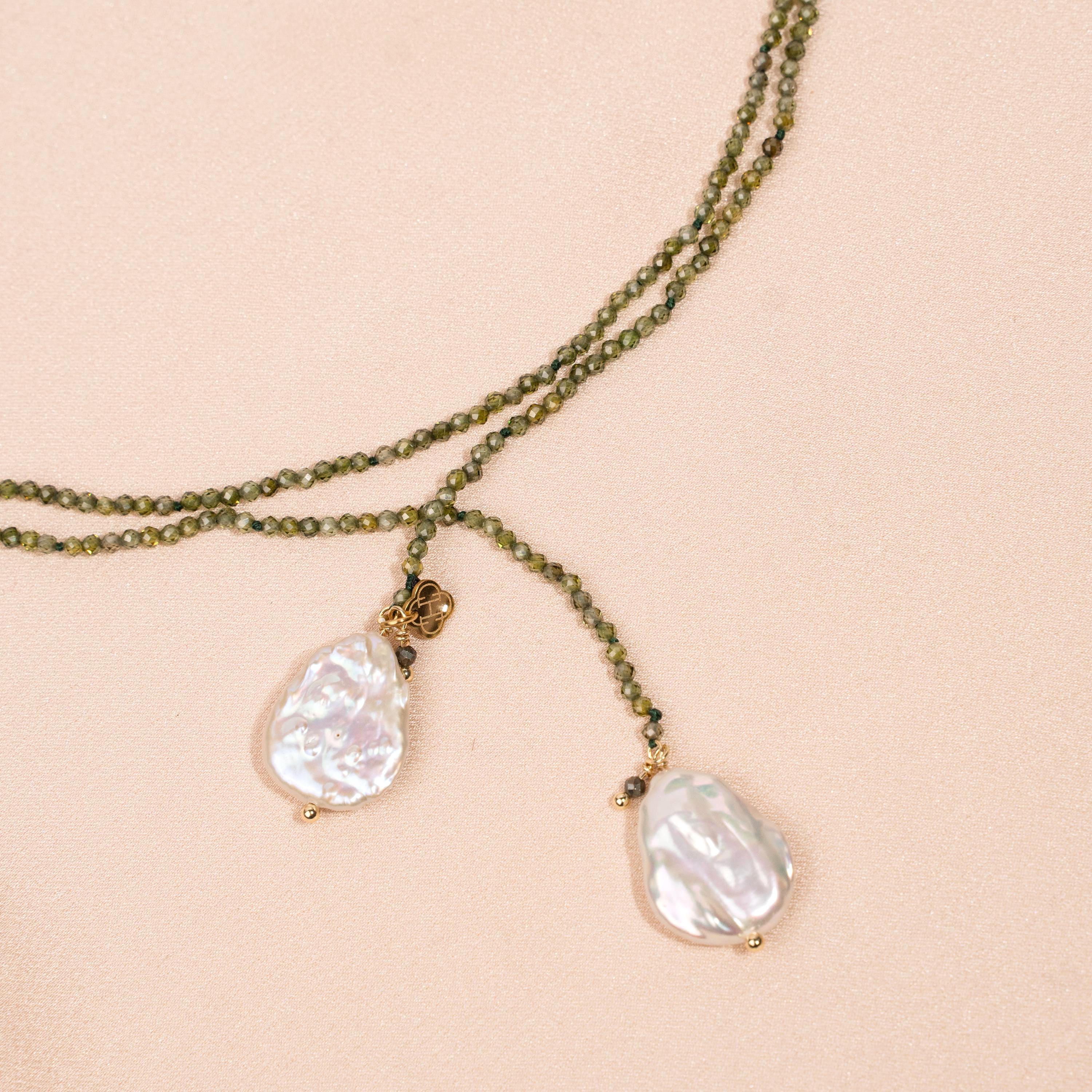 Collier perles en cristal vert et perles baroques / Collier femme perles vertes et perles d'eau douce en nacre