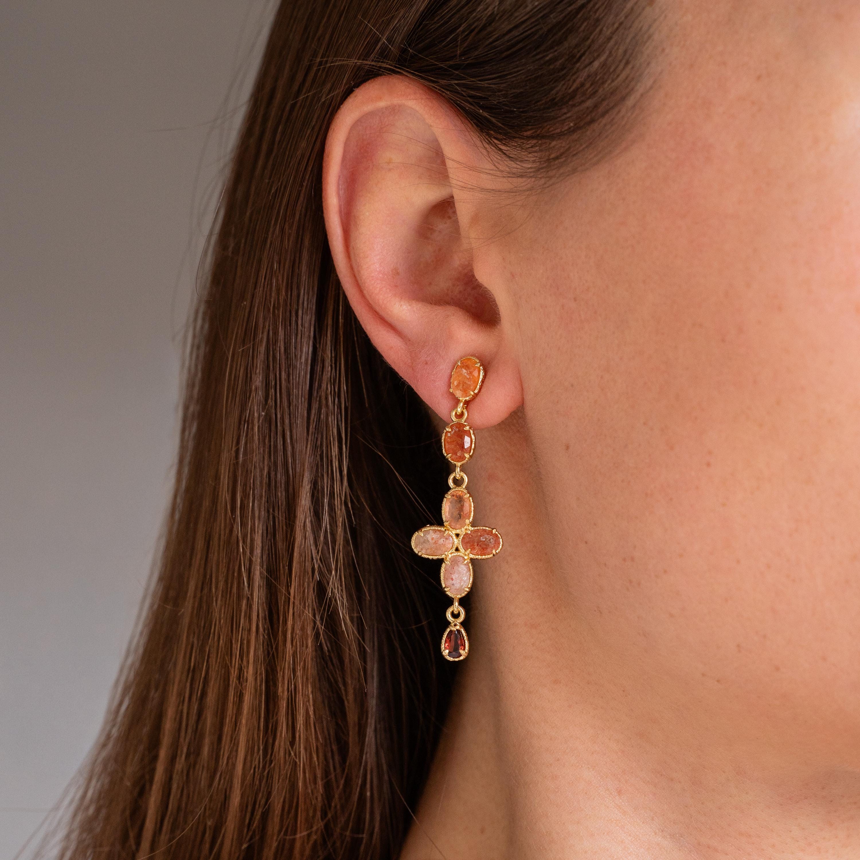 Boucles d'oreilles pendantes croix sertie de pierre de soleil / Boucles d'oreilles pierre naturelle