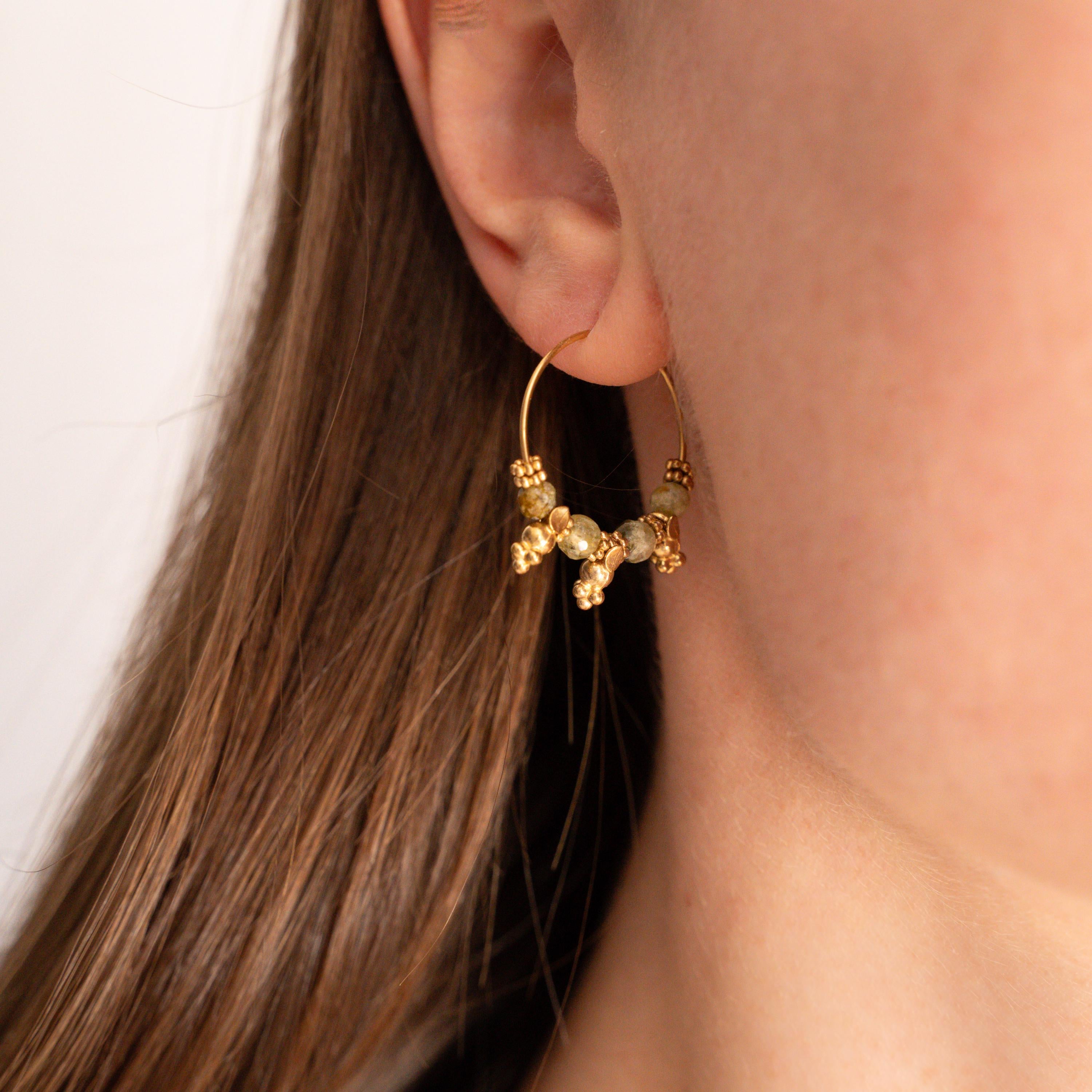Créoles fines en acier inoxydable avec perles vertes en pierre naturelle serpentine / Boucles d'oreilles femme vertes