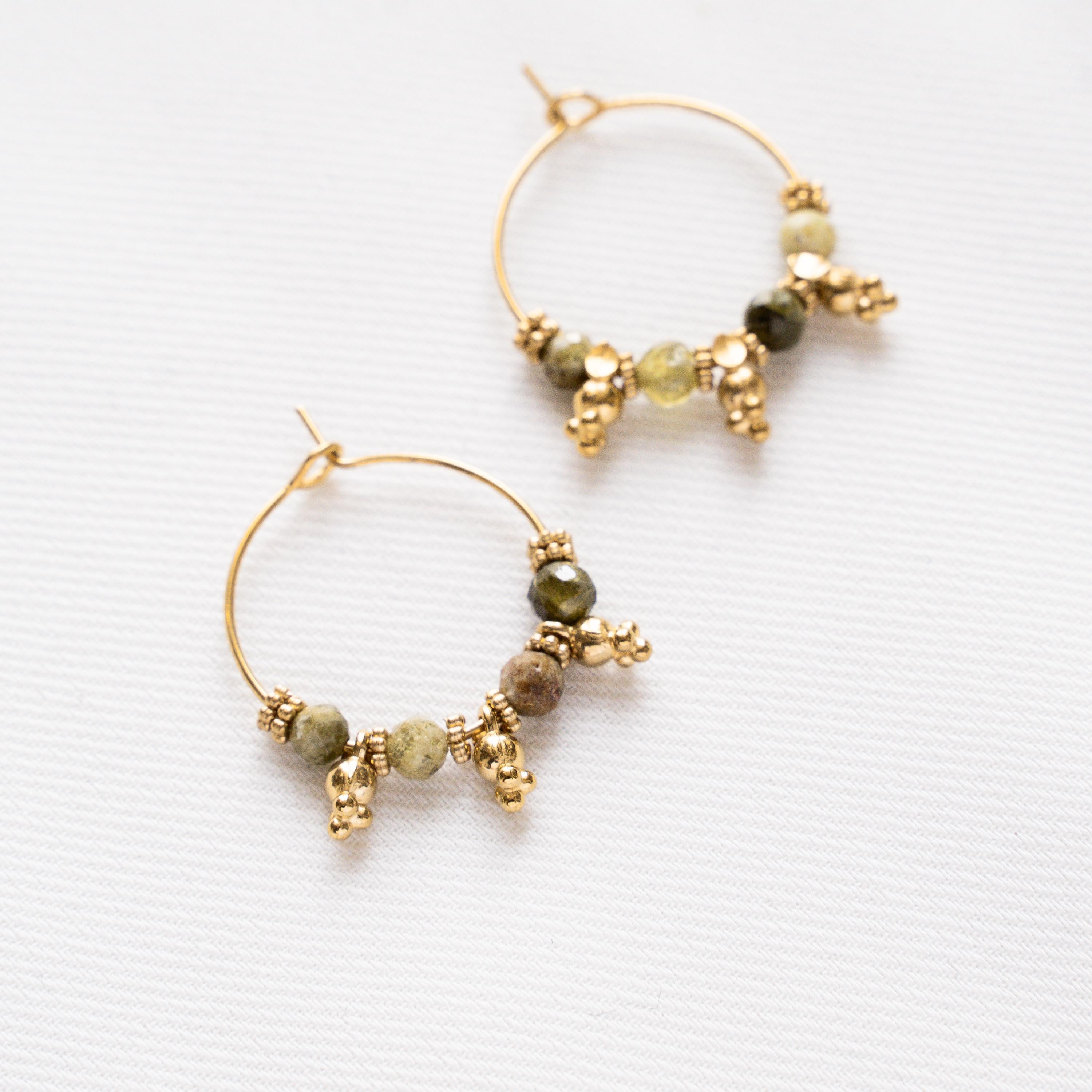 Créoles fines en acier inoxydable avec perles vertes en pierre naturelle serpentine / Boucles d'oreilles femme vertes
