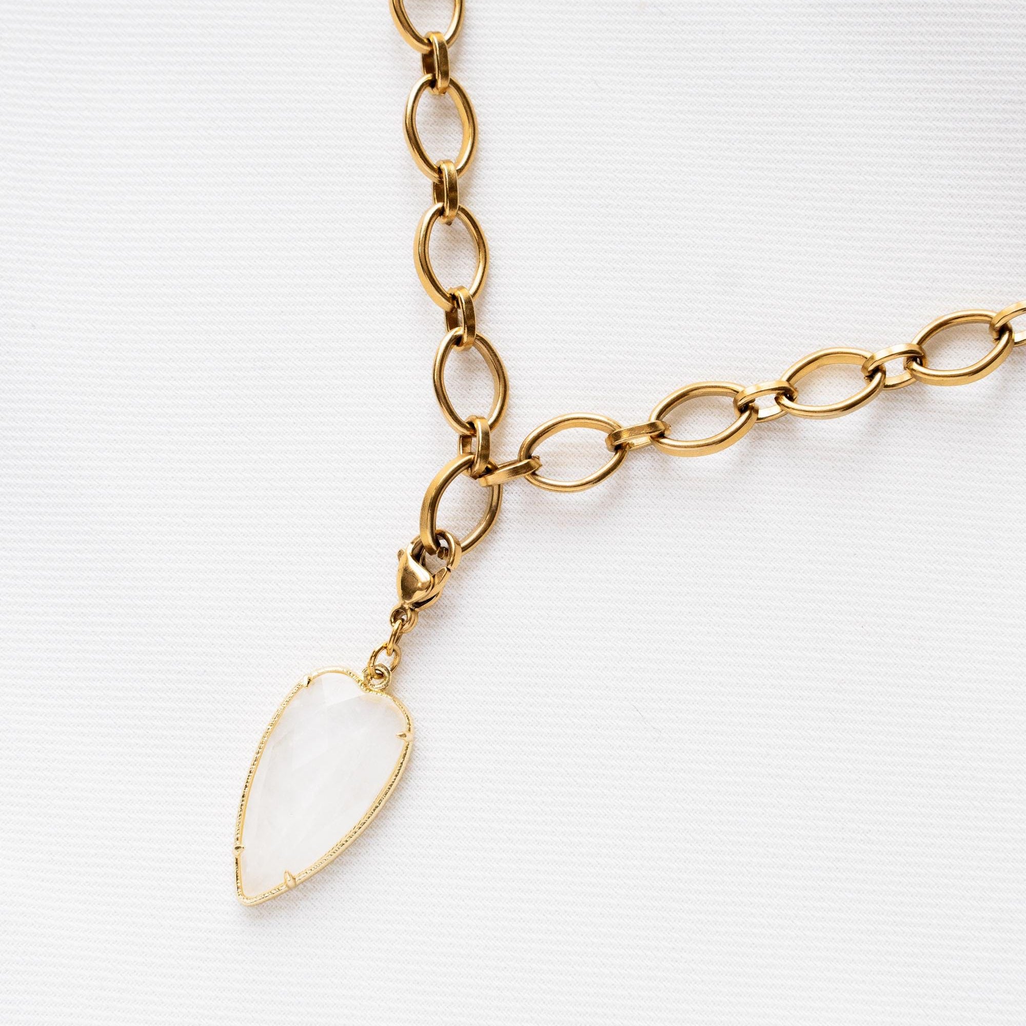 Collier pendentif coeur en cristal de roche chaine épaisse en acier inoxydable / Collier femme chaine anneaux ovales pierre naturelle