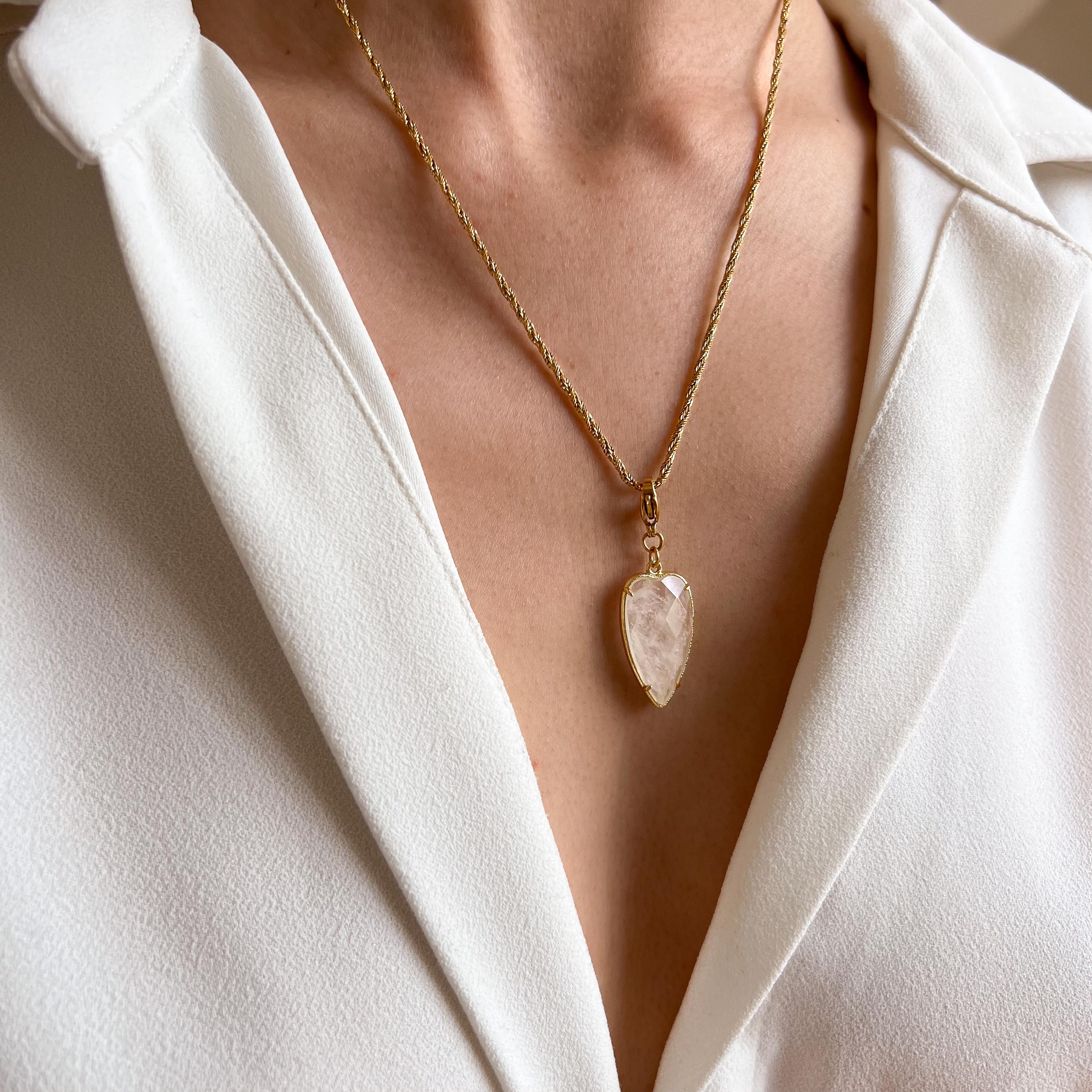 Collier pendentif coeur en cristal de roche chaine torsadée en acier inoxydable doré / Collier femme pierre naturelle blanche