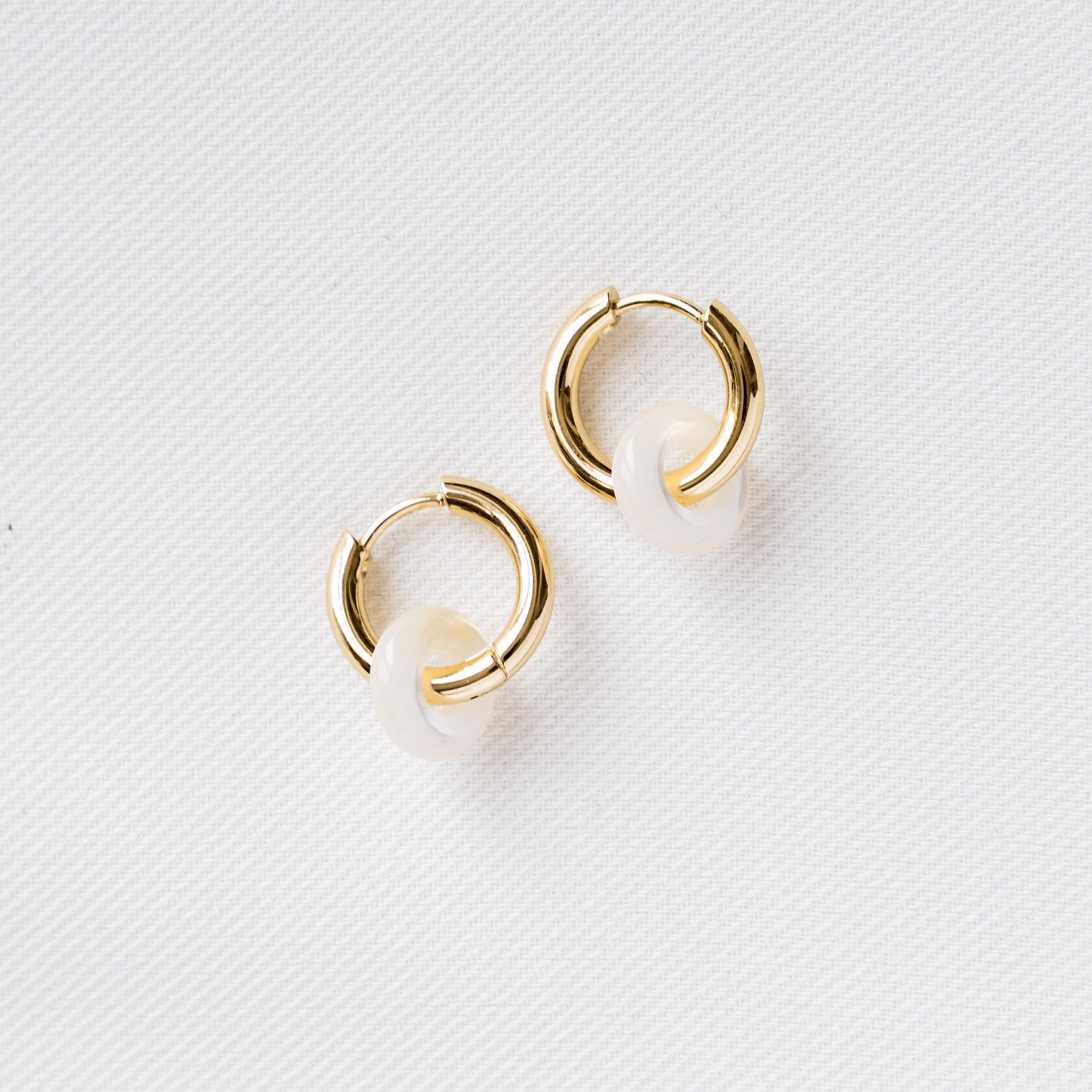 Boucles d'oreilles anneau rond en nacre blanche créole en acier inoxydable / Mini créoles rond en nacre