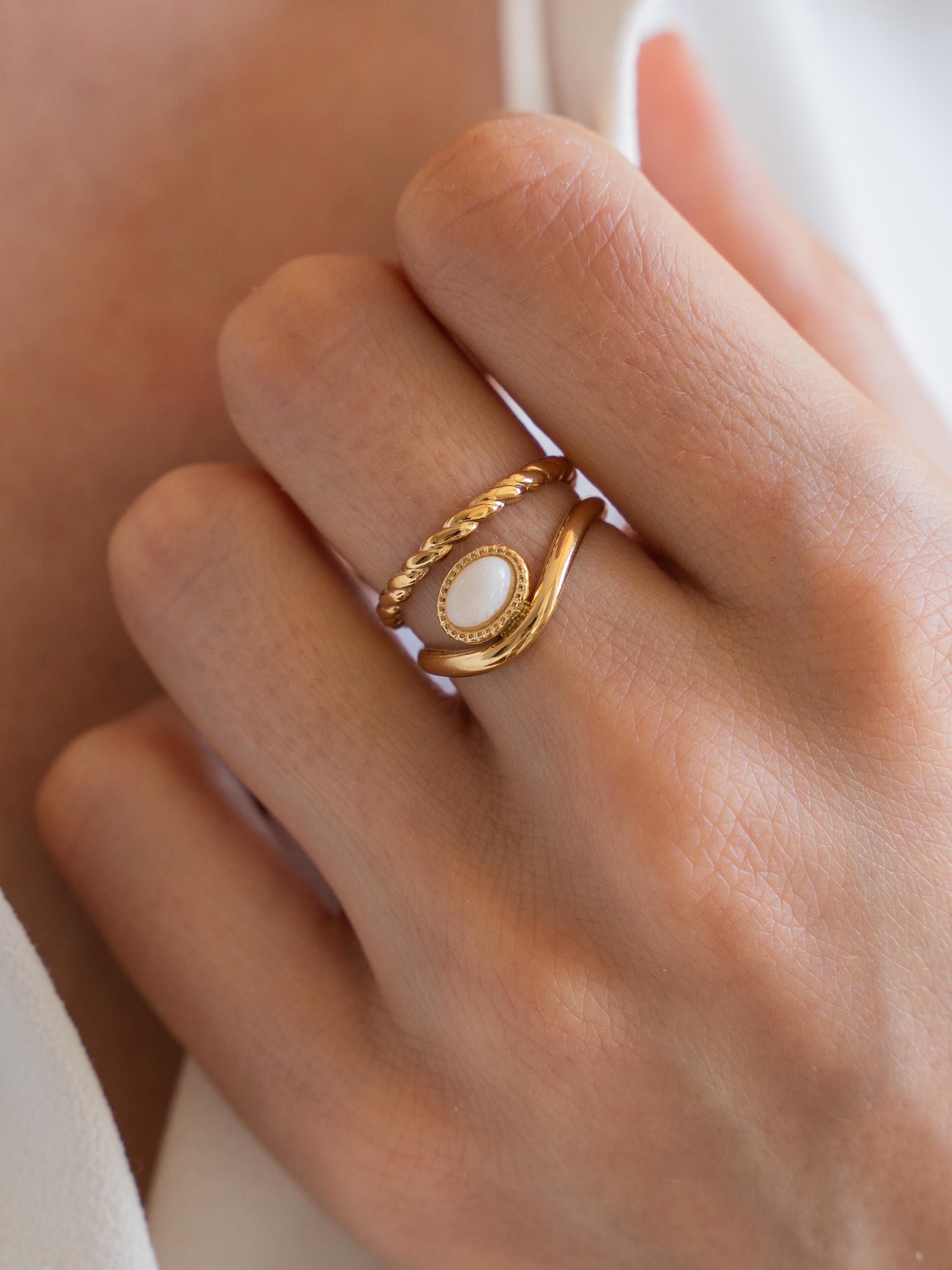 Bague femme acier inoxydable moderne pierre naturelle agate blanche / bague fine réglable dorée water resistant